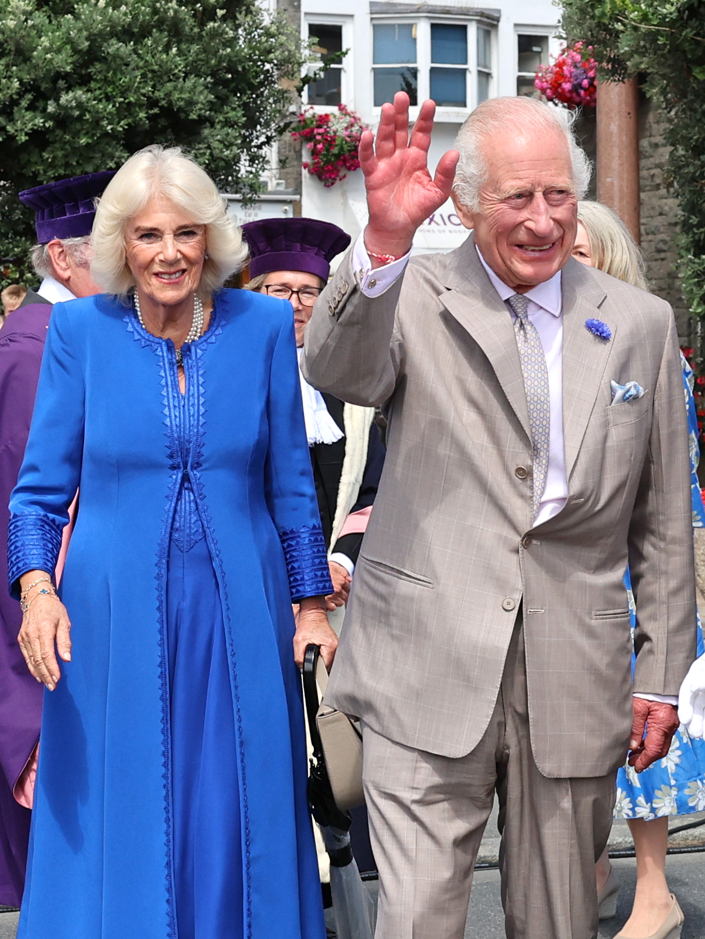 Königin Camilla und König Charles III. bei ihrem Besuch auf Guernsey in St Peter Port, Guernsey am 16. Juli 2024 | Quelle: Getty Images