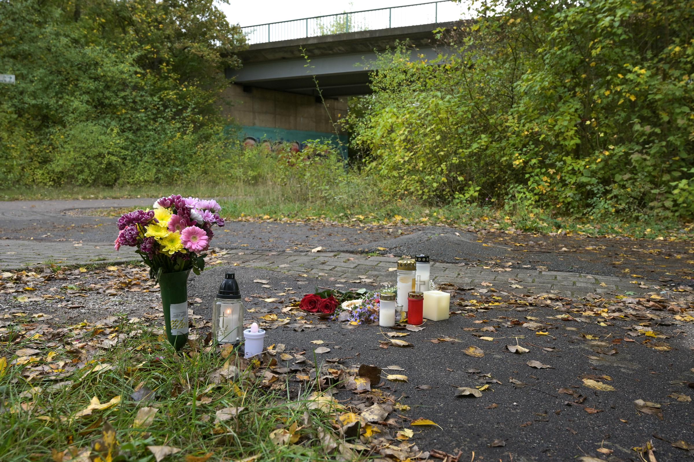 Am Runstedter See zwischen Braunsbedra und Großkayna wurden Blumen niedergelegt. | Quelle: Getty Images