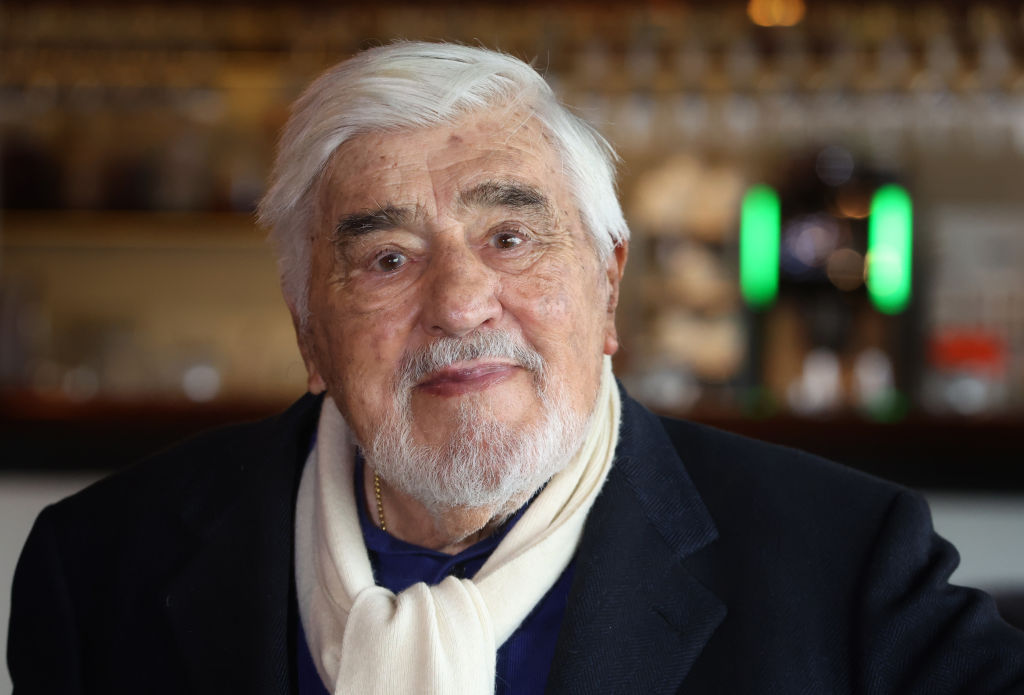 Der Schauspieler Mario Adorf sitzt vor der Matinee der technisch überarbeiteten 4K-Fassung von „Winnetou I“ im Café des Arri-Kinos | Quelle: Getty Images