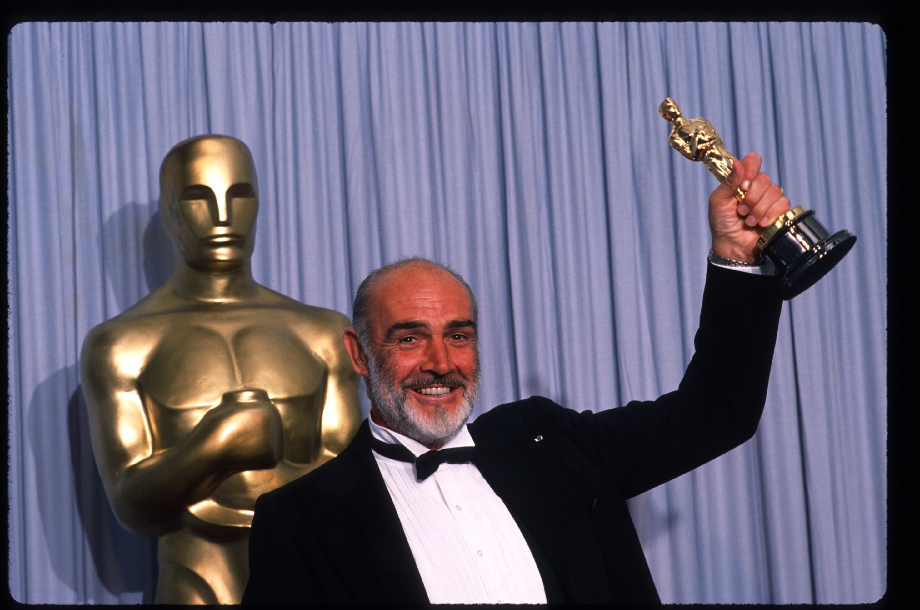 Sean Connery hält seinen Oscar für den besten Schauspieler in einer Nebenrolle für "Die Unbestechlichen" bei den Academy Awards am 11. April 1988 in Los Angeles, CA | Quelle: Getty Images