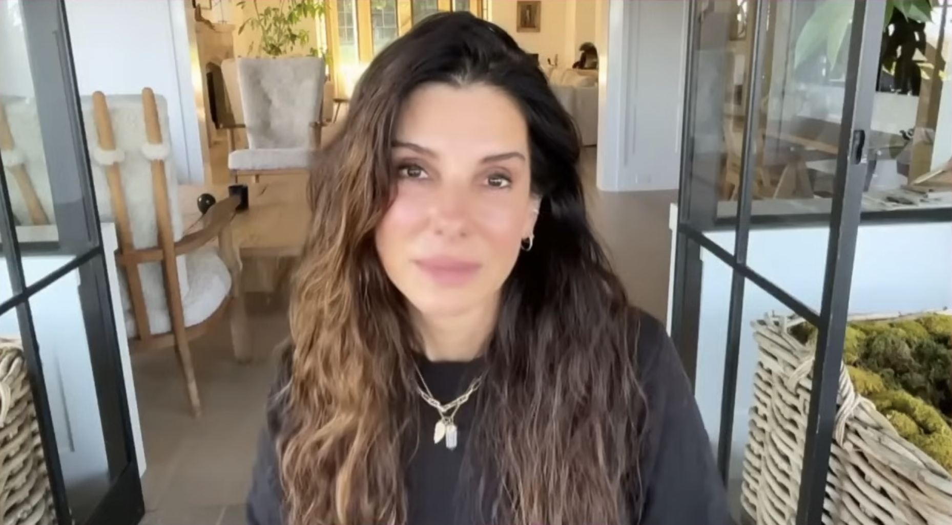 Ein Screenshot von Sandra Bullock mit einer süßen Geburtstagsnachricht an Hoda Kotb in einem Video vom 12. August 2024 | Quelle: YouTube/@HodaAndJenna