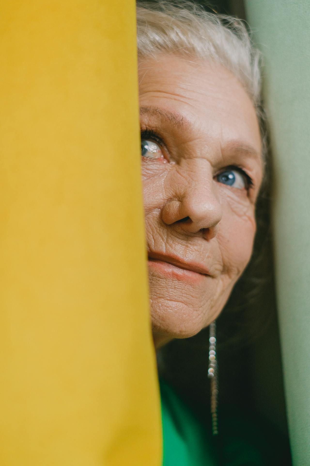 Eine ältere Dame, die lächelt und starrt | Quelle: Pexels