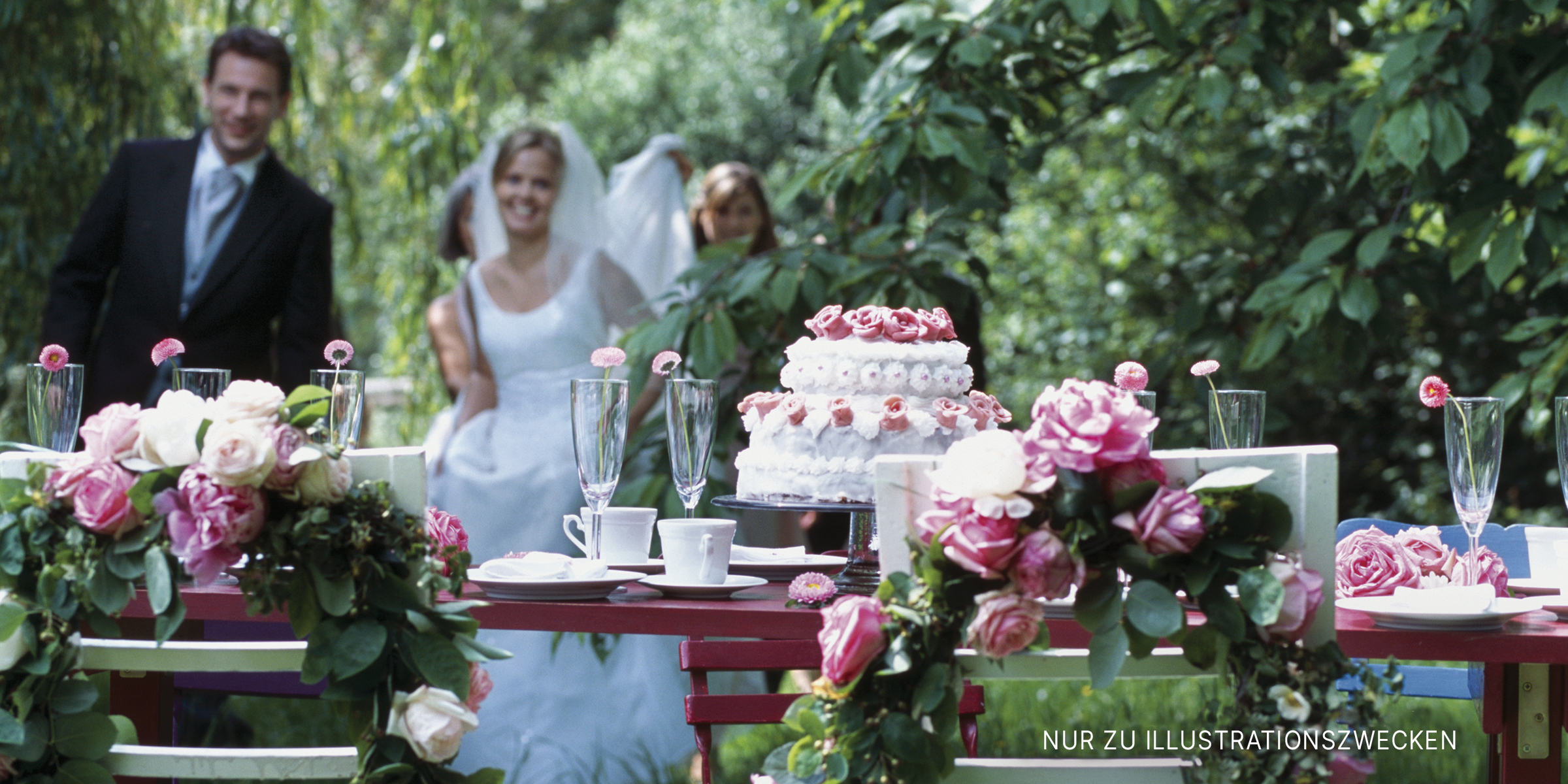 Braut und Bräutigam während des Schneiden der Torte | Quelle: Getty Images