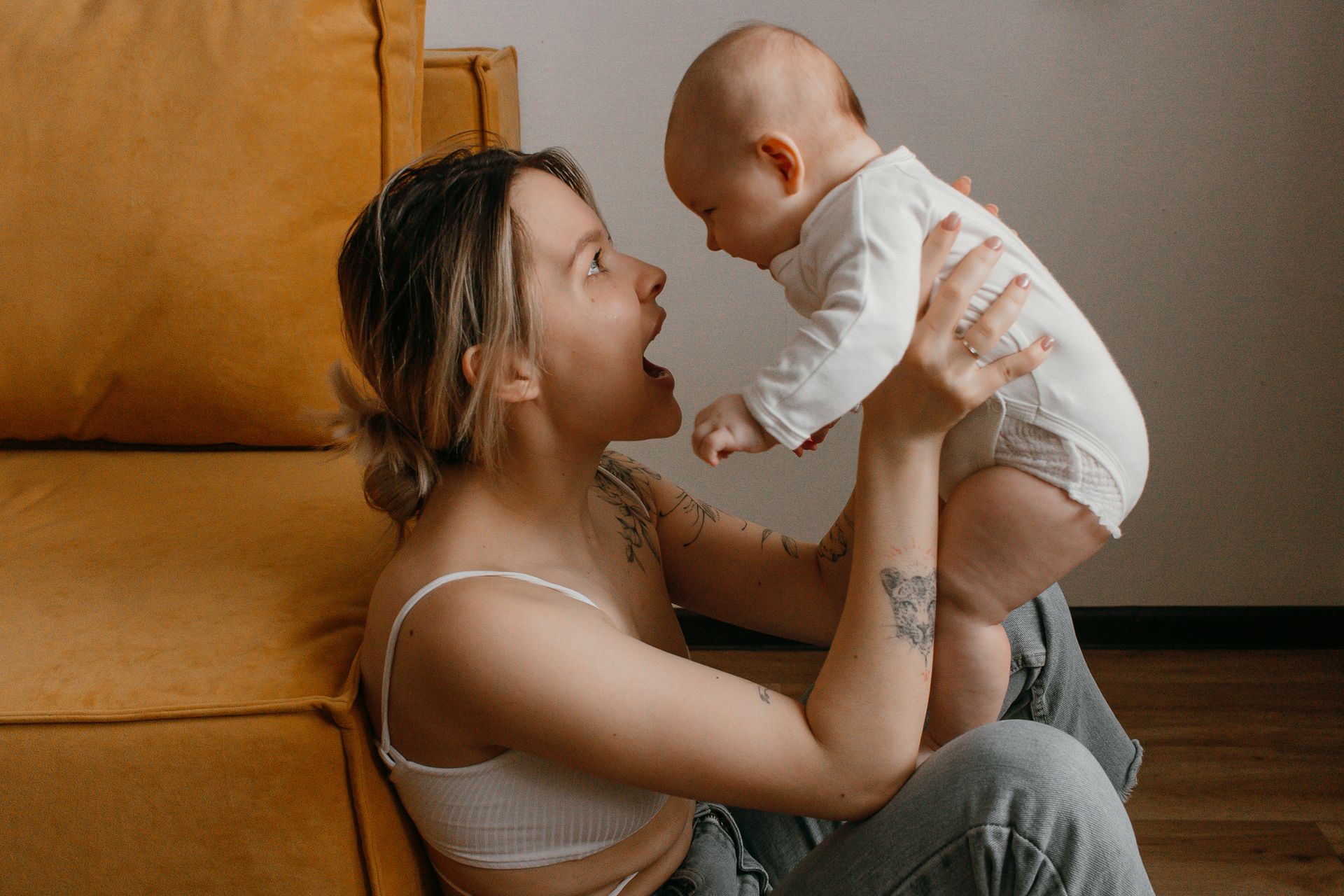Eine Frau, die ihr Baby im Arm hält | Quelle: Pexels