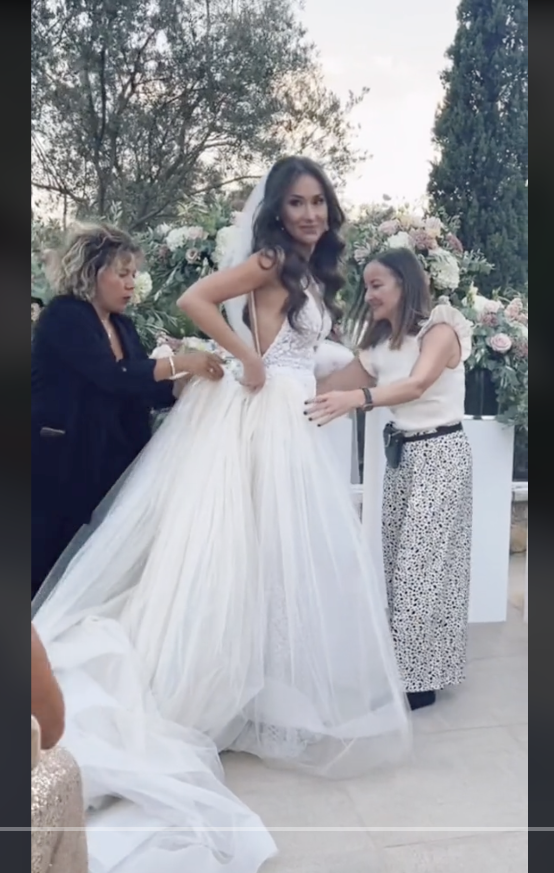 Becky Jefferies beim Anziehen des Rocks und der Schleppe ihres Brautkleides, zu sehen in einem Video vom 5. Mai 2022 | Quelle: tiktok.com/@jetsetbecks