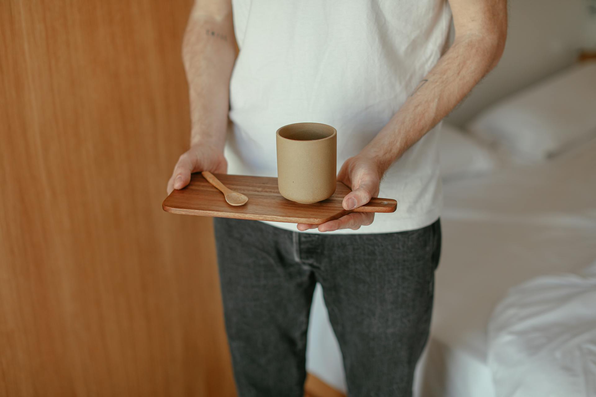 Ein Mann mit einer Tasse Tee in der Hand | Quelle: Pexels