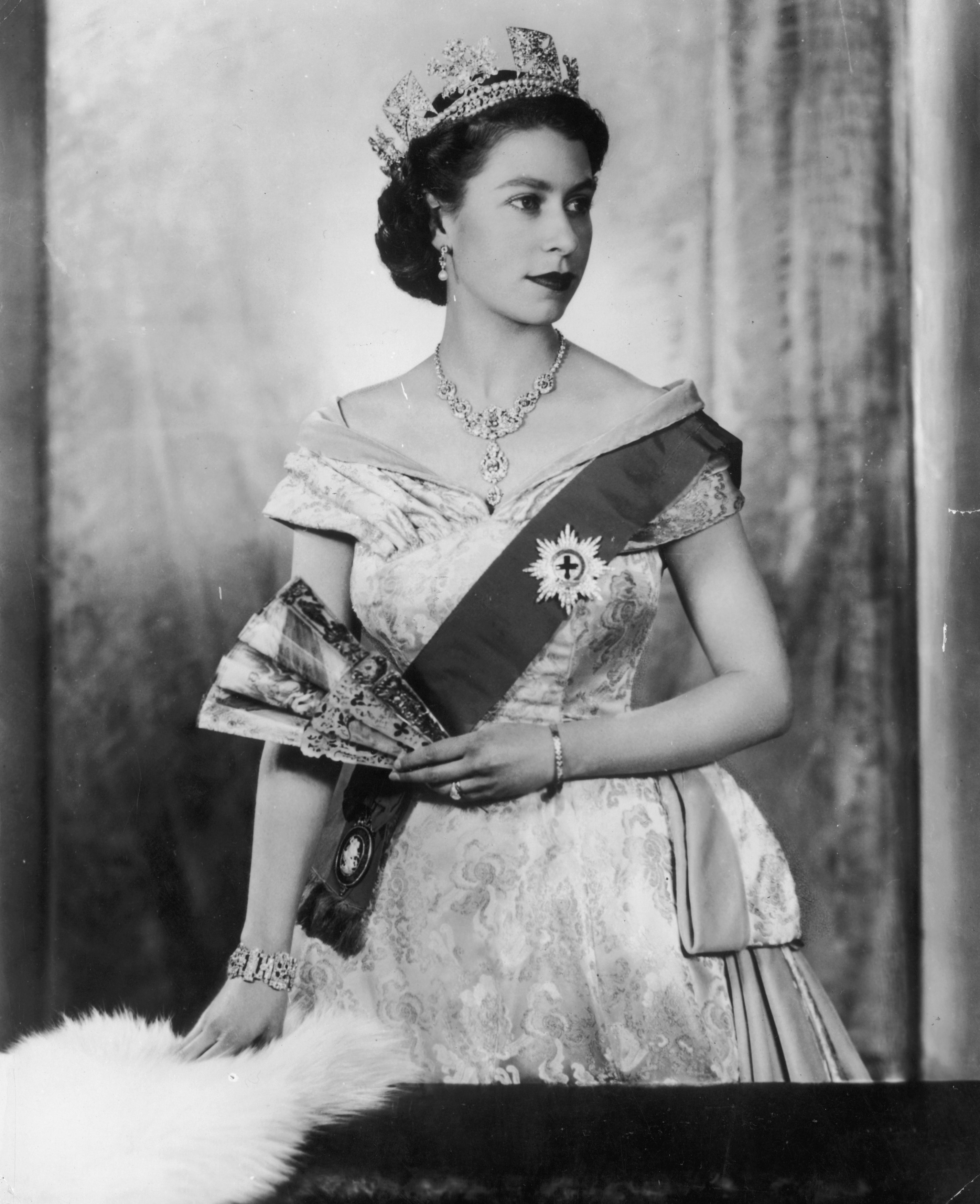 Königin Elizabeth II. in ihrer königlichen Kleidung mit einem Diamantarmband, das Prinz Phillip ihr um 1955 geschenkt hat. | Quelle: Getty Images