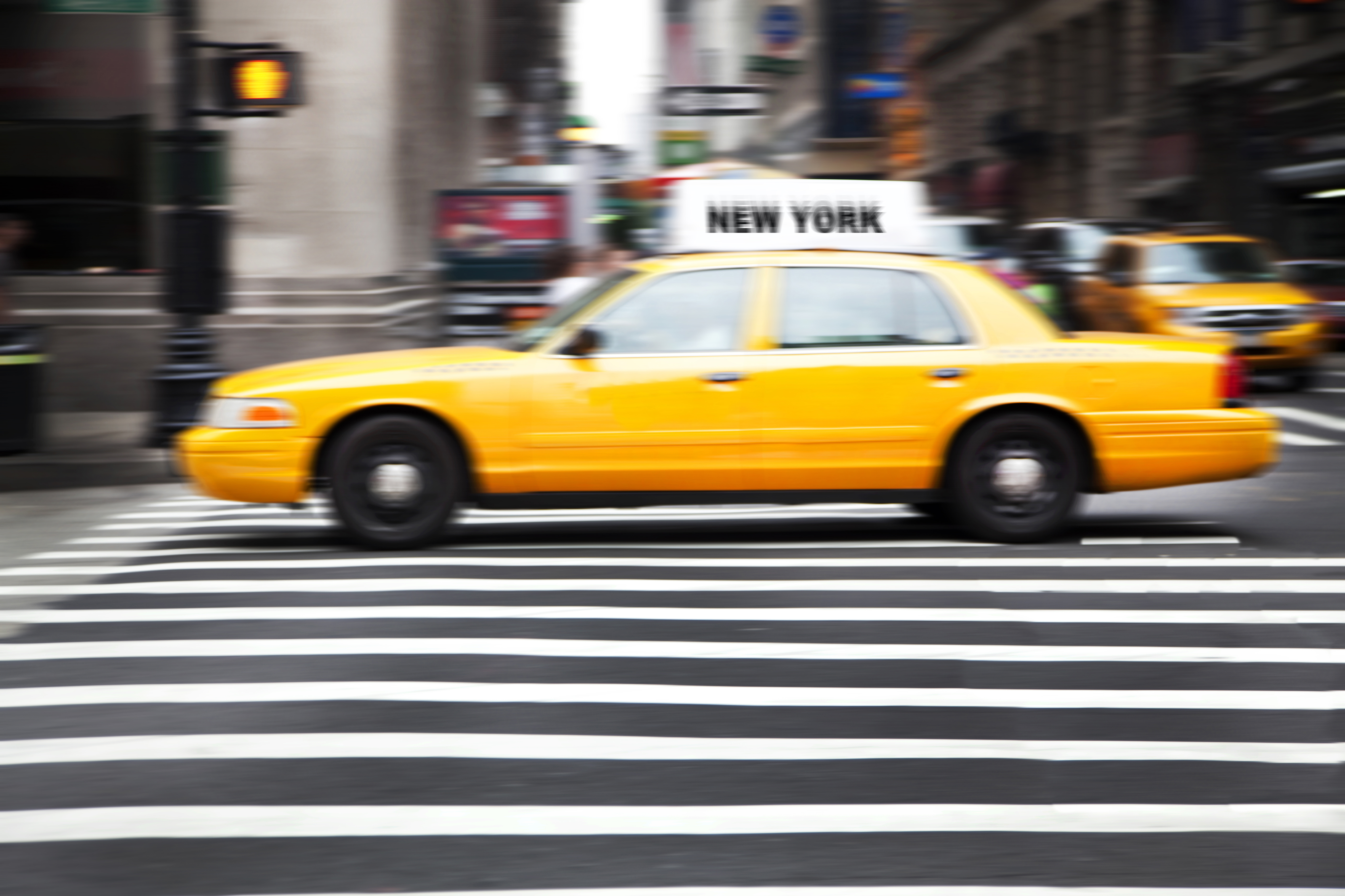 Ein Taxi rast die Straße entlang | Quelle: Getty Images