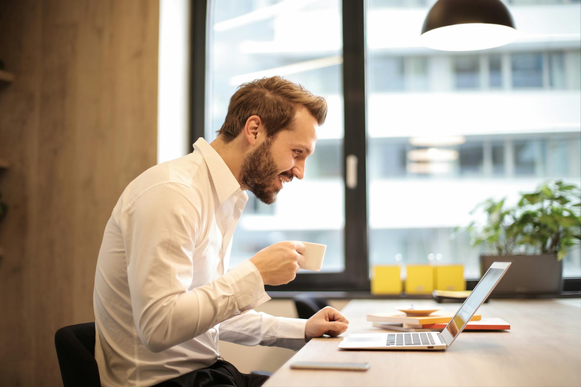 Ein Mann benutzt einen Laptop | Quelle: Pexels