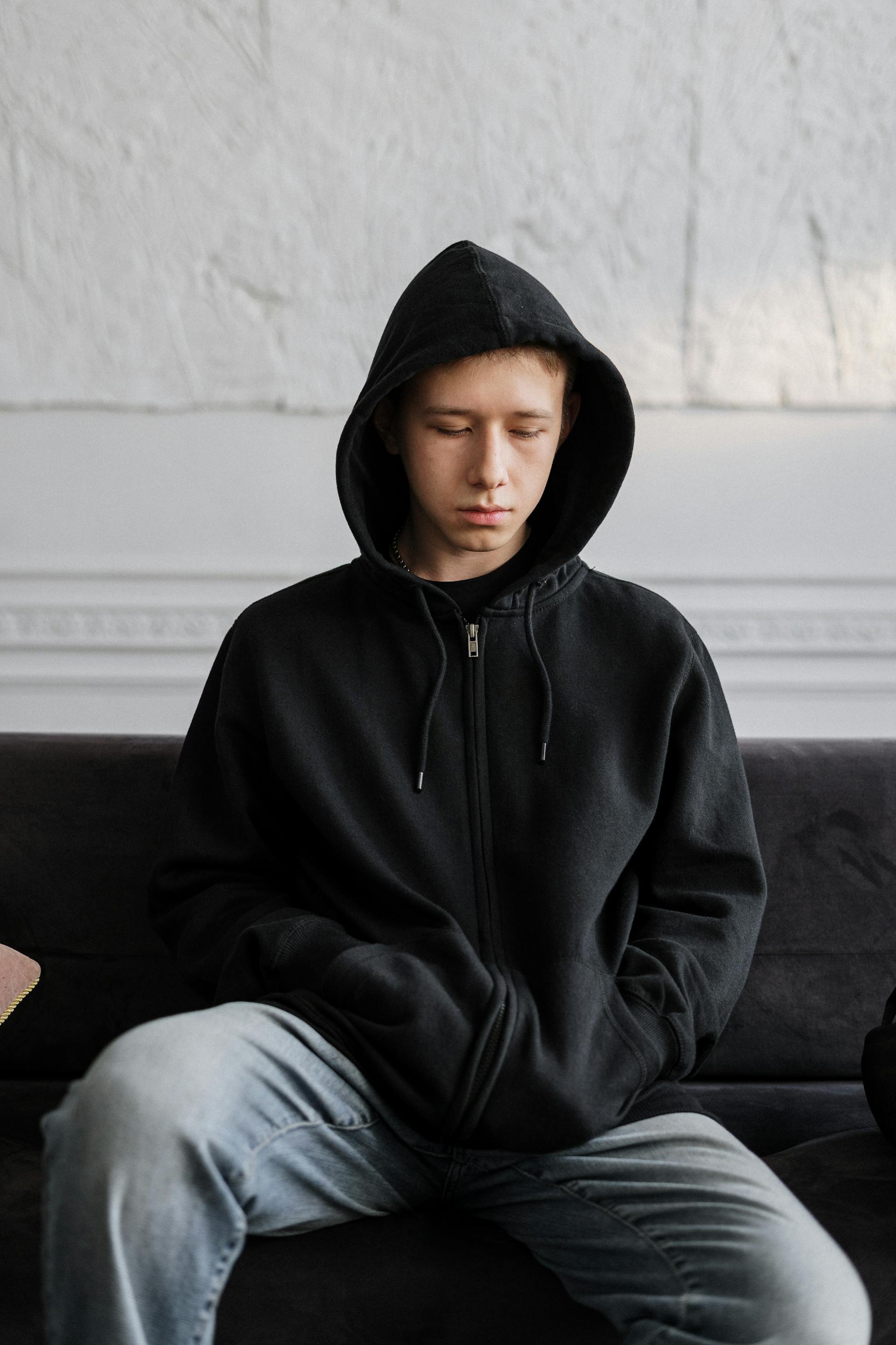 Ein aufgebrachter Jugendlicher | Quelle: Pexels