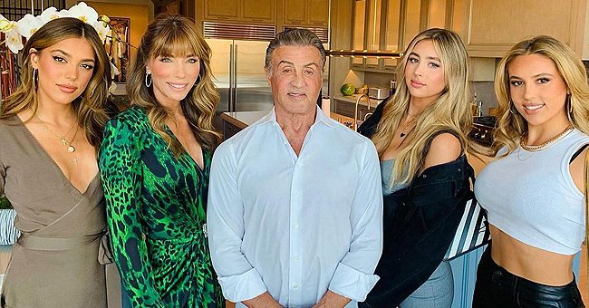 Sylvester Stallone in seiner Villa in Beverly Hills mit seiner Familie | Quelle: Instagram/officiallystallone