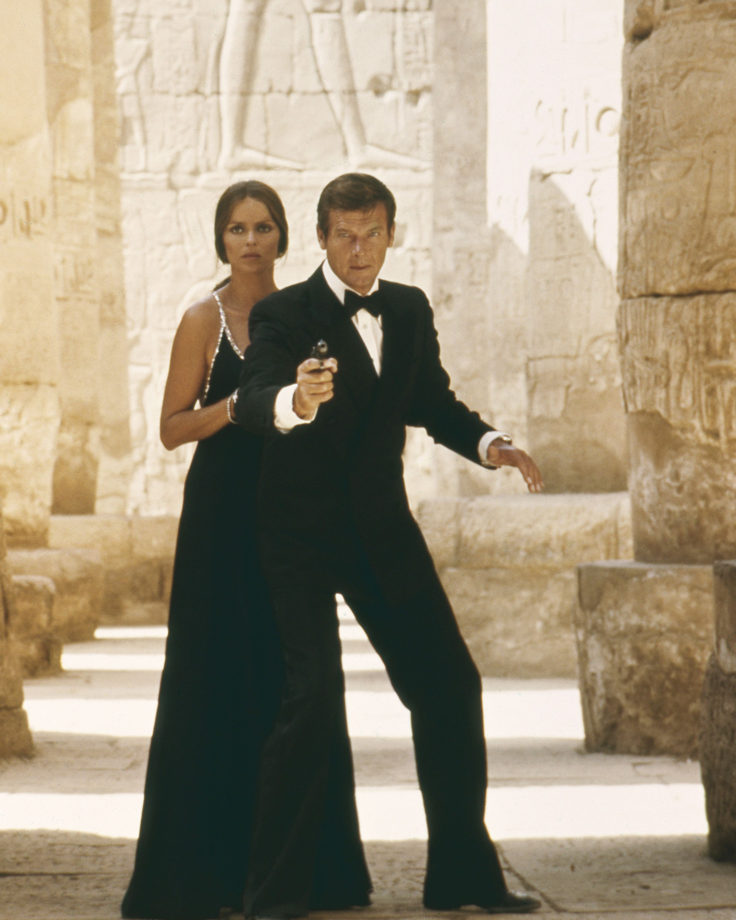 Barbara Bach und Roger Moore im Tempel von Karnak in Ägypten, in dem Film "Der Spion, der mich liebte" von 1977. | Quelle: Getty Images