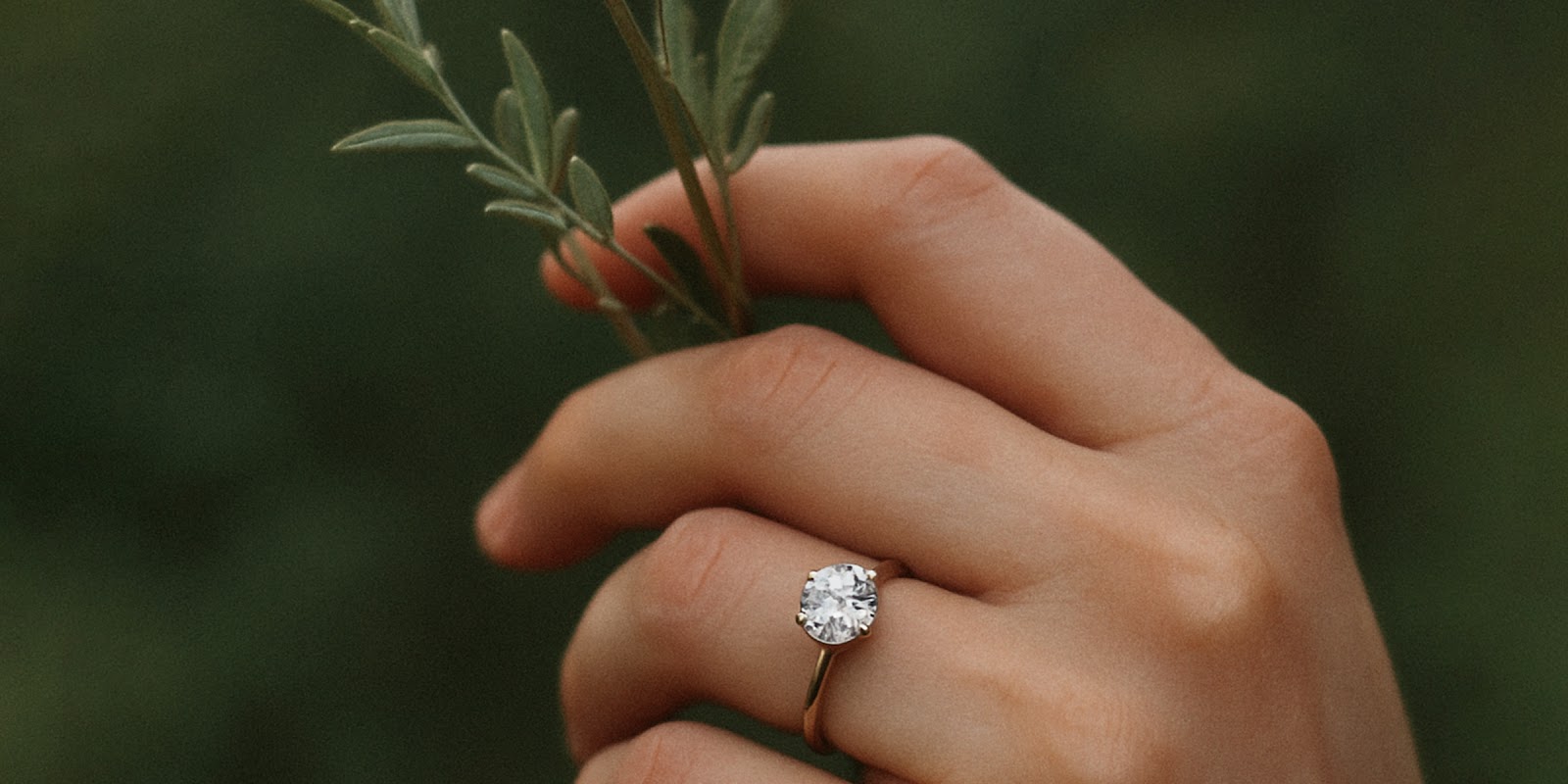 Die Hand einer Frau mit einem exquisiten Ring. | Quelle: Sora