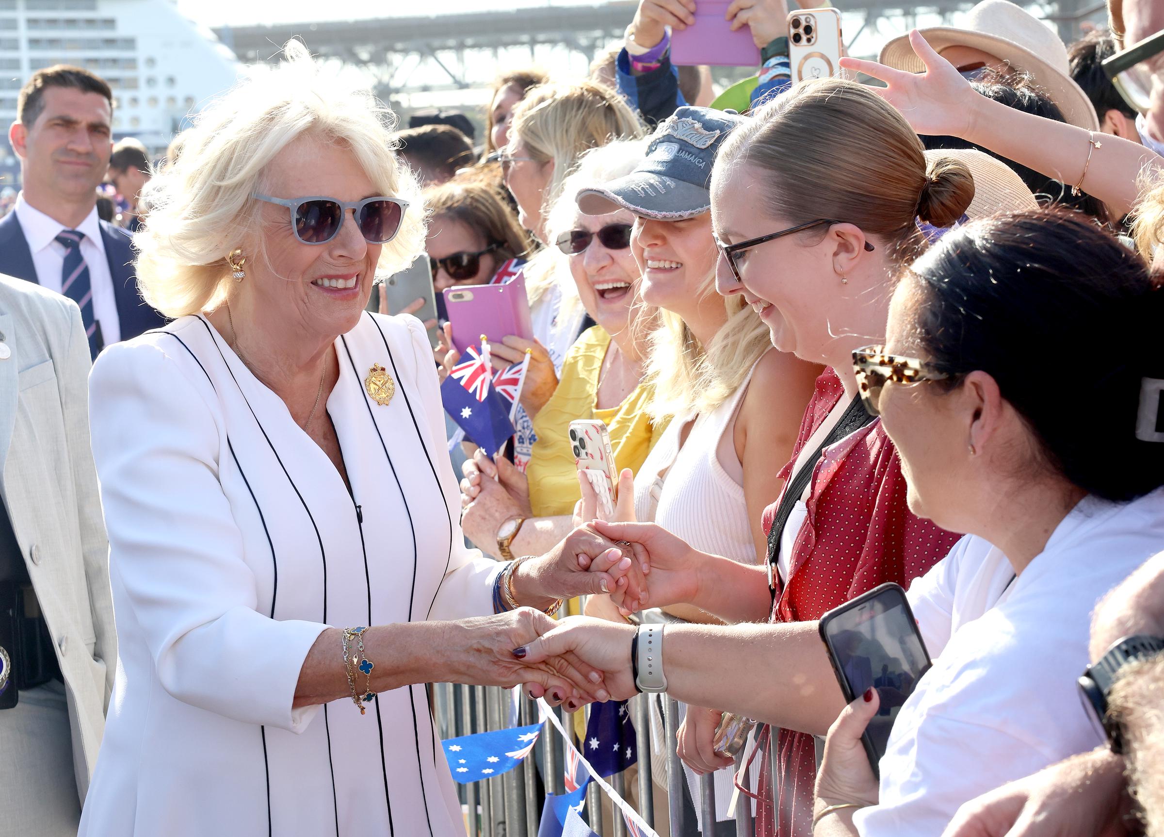 Königin Camilla trifft Mitglieder der Öffentlichkeit während eines Rundgangs im Sydney Opera House am 22. Oktober 2024 in Australien. | Quelle: Getty Images