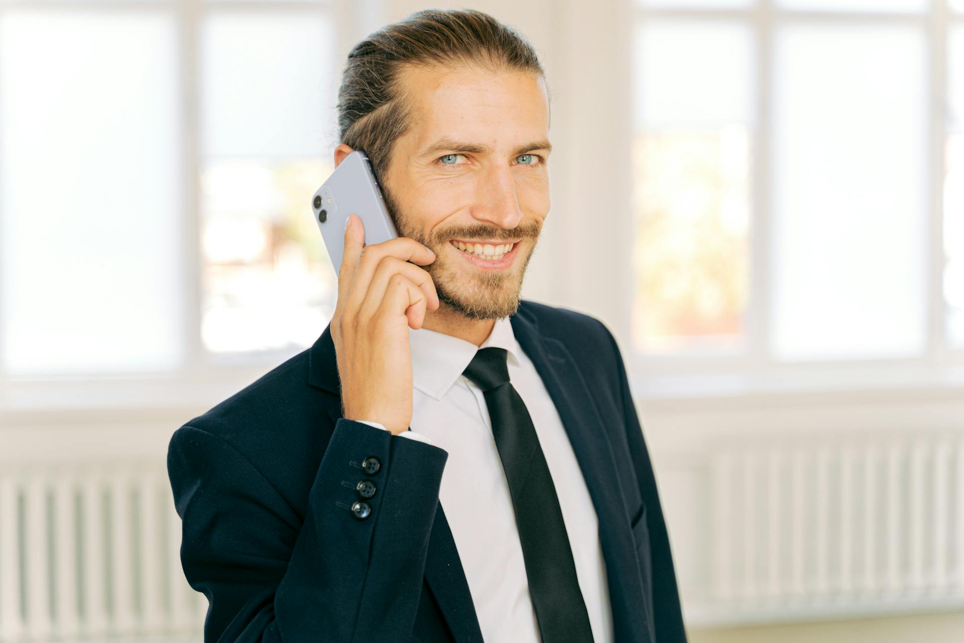 Ein eleganter junger Mann beim Telefonieren | Quelle: Pexels