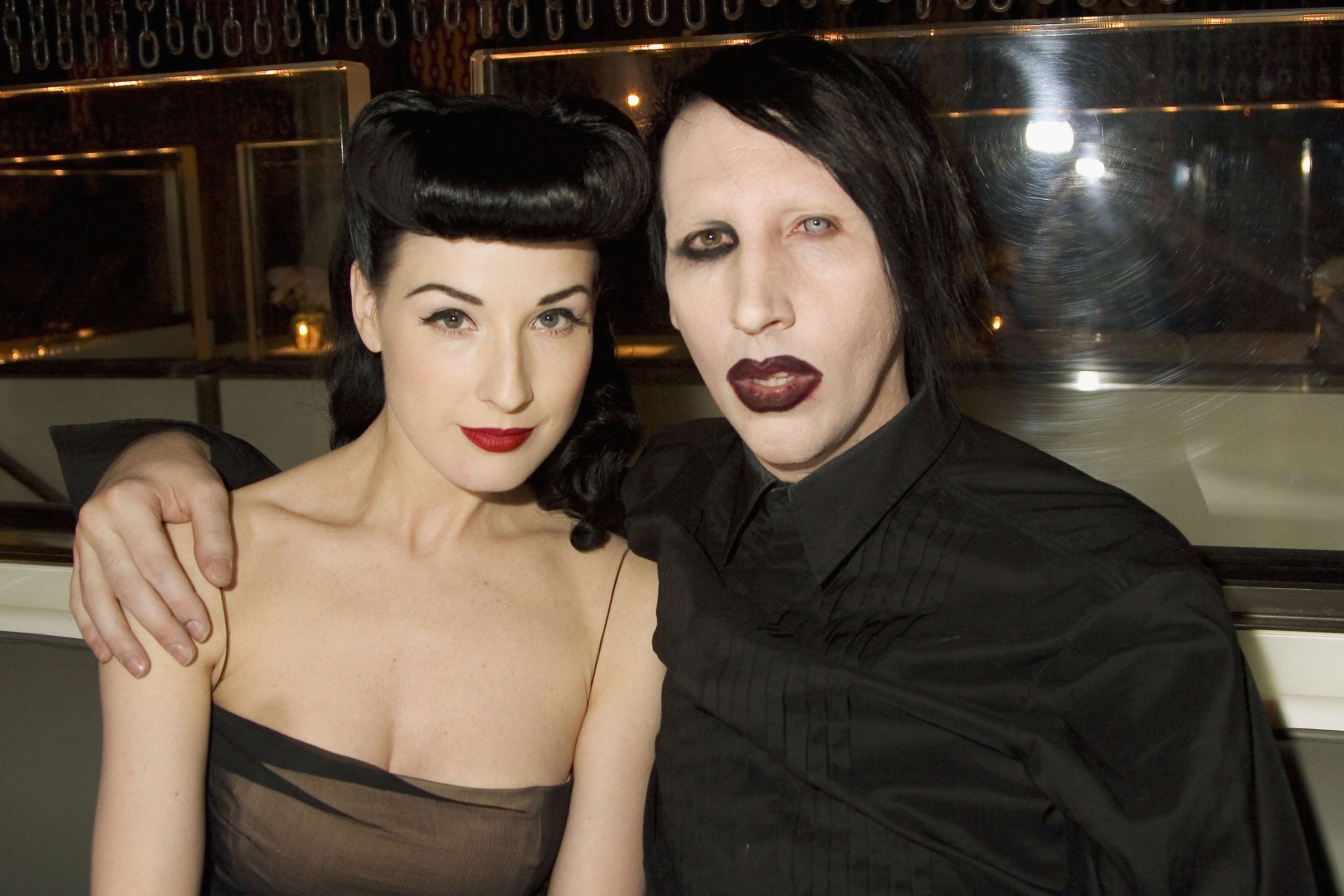 Dita Von Teese und Marilyn Manson bei der Eröffnung von MR CHOW Tribeca im Jahr 2006 in New York City | Quelle: Getty Images