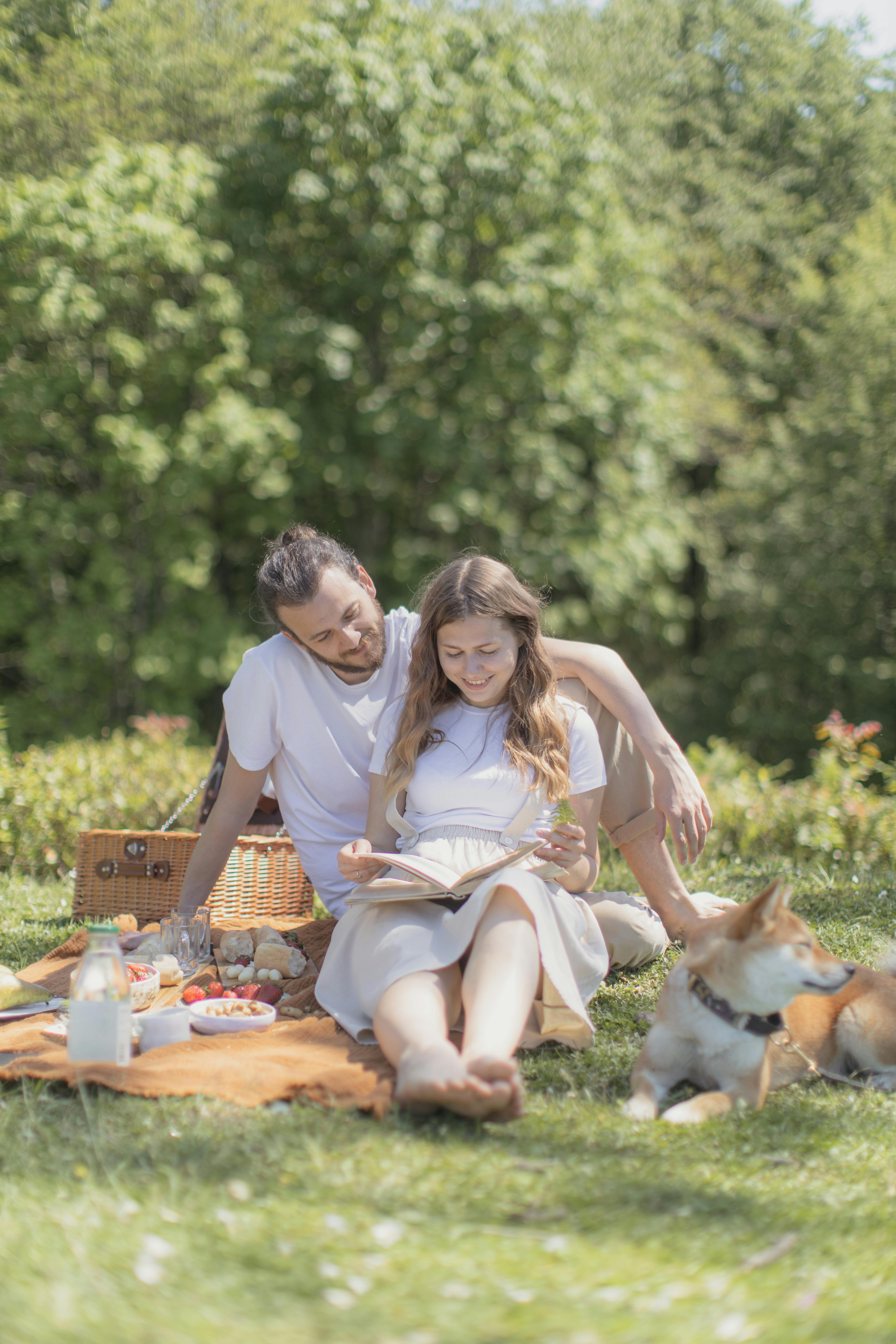 Ein glückliches Paar und ein Hund | Quelle: Pexels