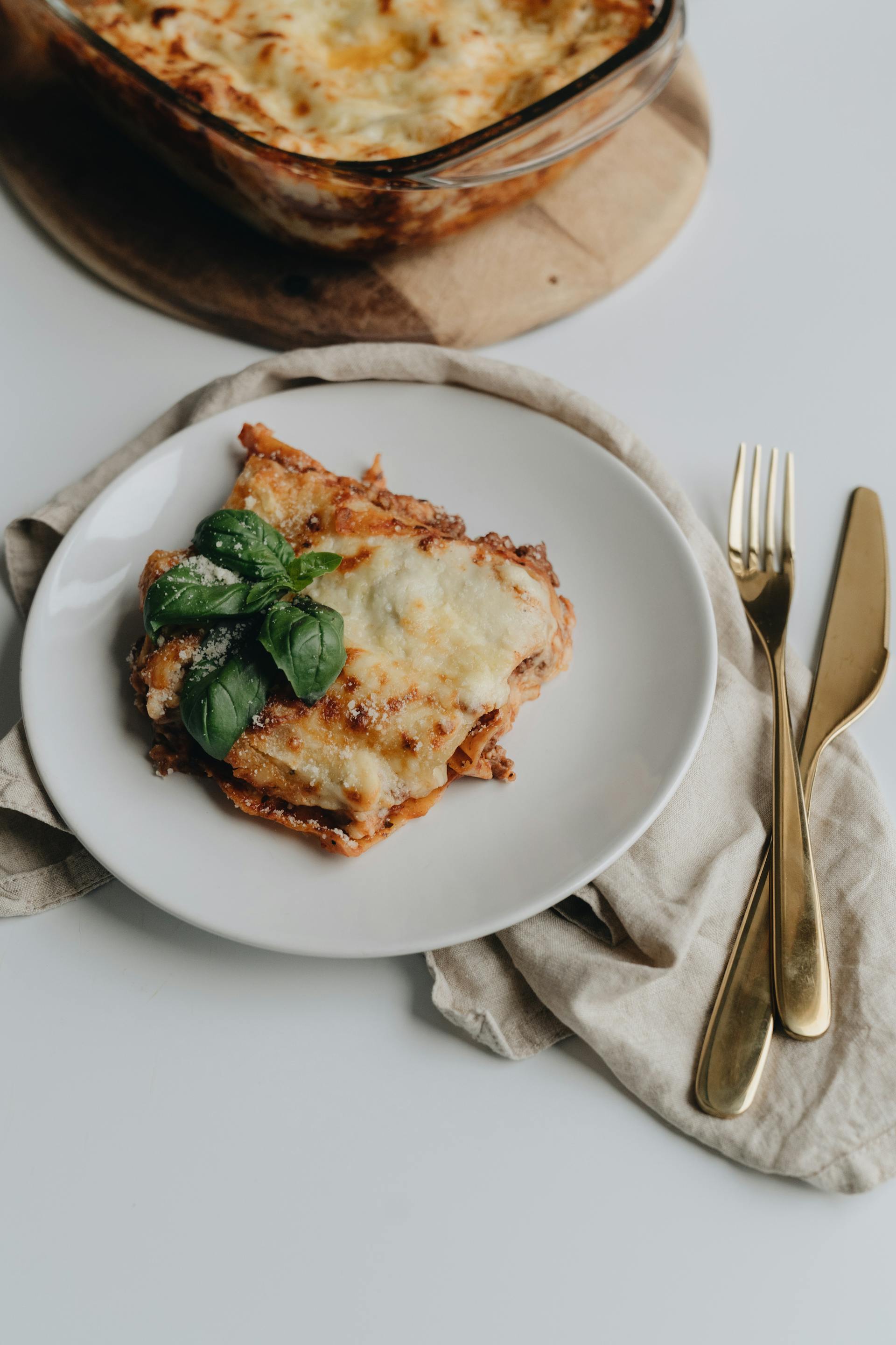 Ein Teller mit Lasagne auf einem Tisch | Quelle: Pexels