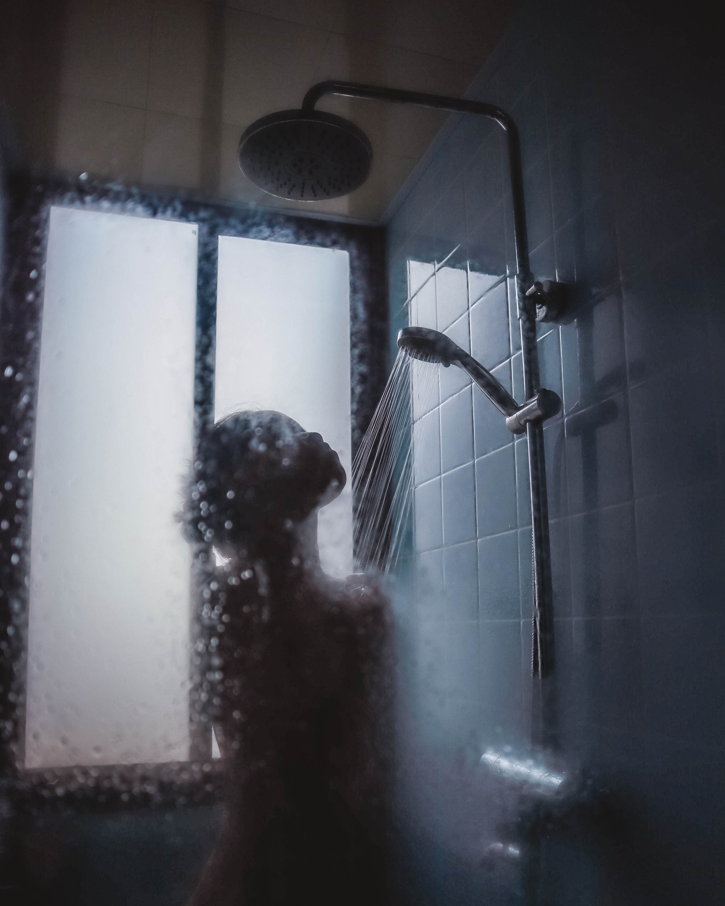 Person in der Dusche | Quelle: Unsplash
