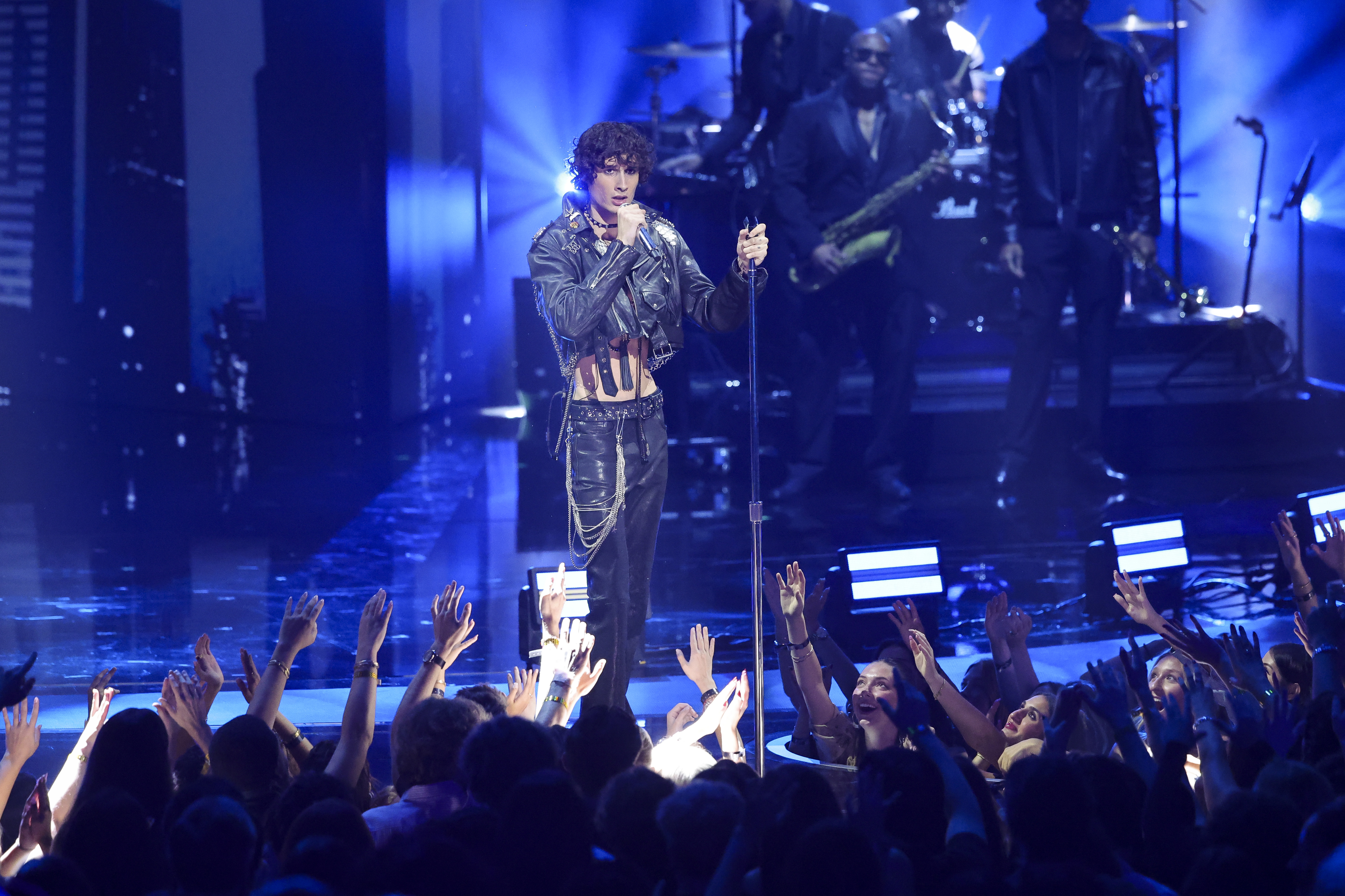 Sombr performt beim George-Michael-Tribut bei den MTV Video Music Awards 2026, wo seine Interpretationen von „Faith" und „Father Figure" beim Publikum für geteilte Reaktionen sorgten. | Quelle: Getty Images