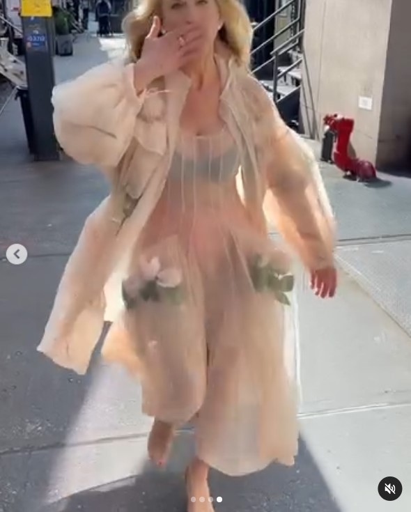 Sarah Jessica Parker am Set von "And Just Like That..." in New York City im Mai 2024 | Quelle: Instagram/SarahJessicaParker