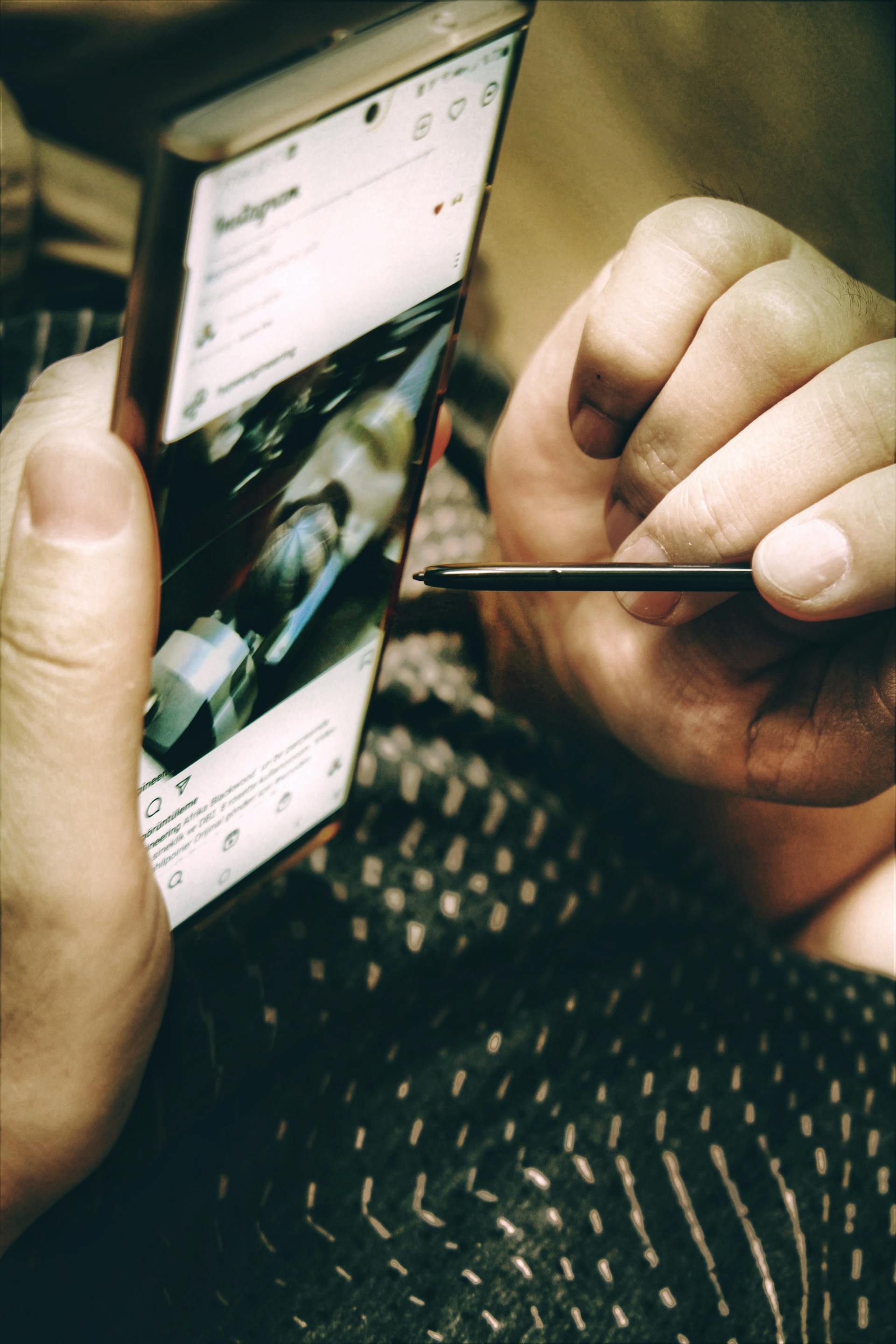 Ein Mann scrollt auf Instagram | Quelle: Pexels