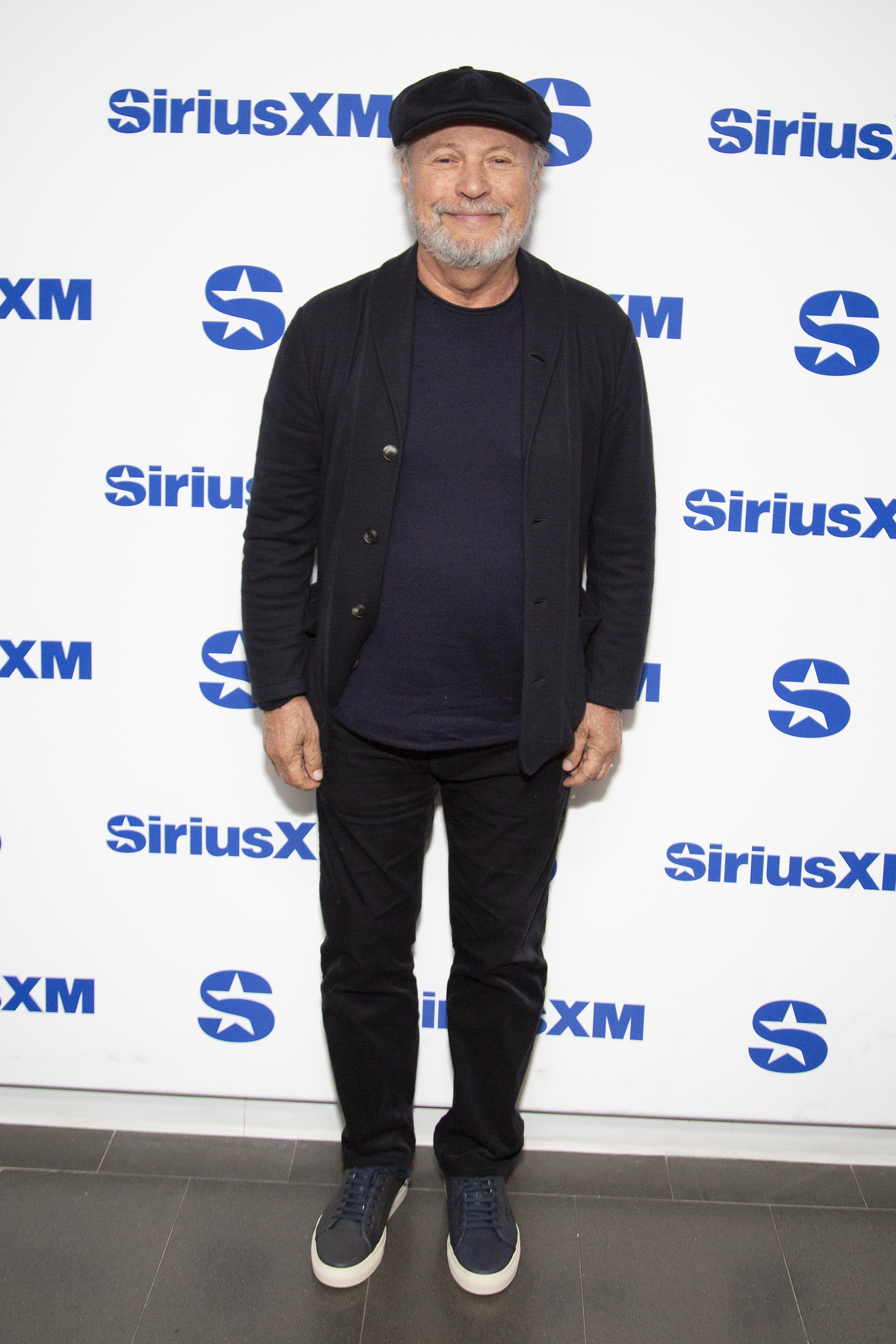 Billy Crystal besucht die SiriusXM Studios am 17. Oktober 2024 in New York City | Quelle: Getty Images