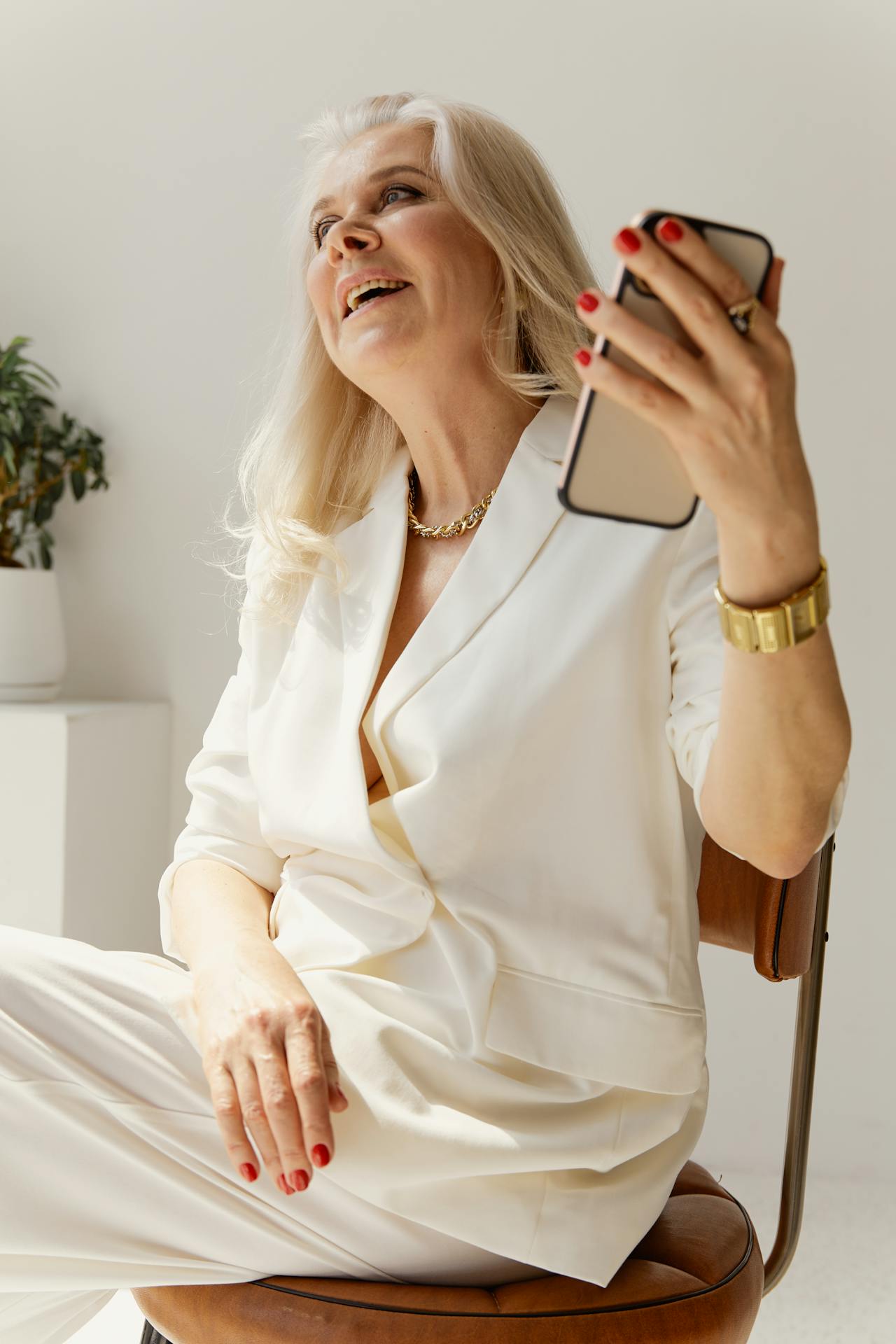 Eine ältere Frau hält ihr Telefon in der Hand | Quelle: Pexels