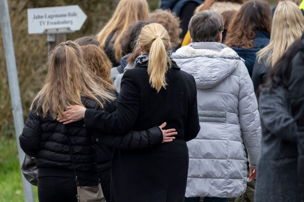 22. März 2023, Nordrhein-Westfalen, Freudenberg: Trauernde treffen an der evangelischen Kirche in Freudenberg ein, wo die Trauerfeier stattfand. | Quelle: Getty Images