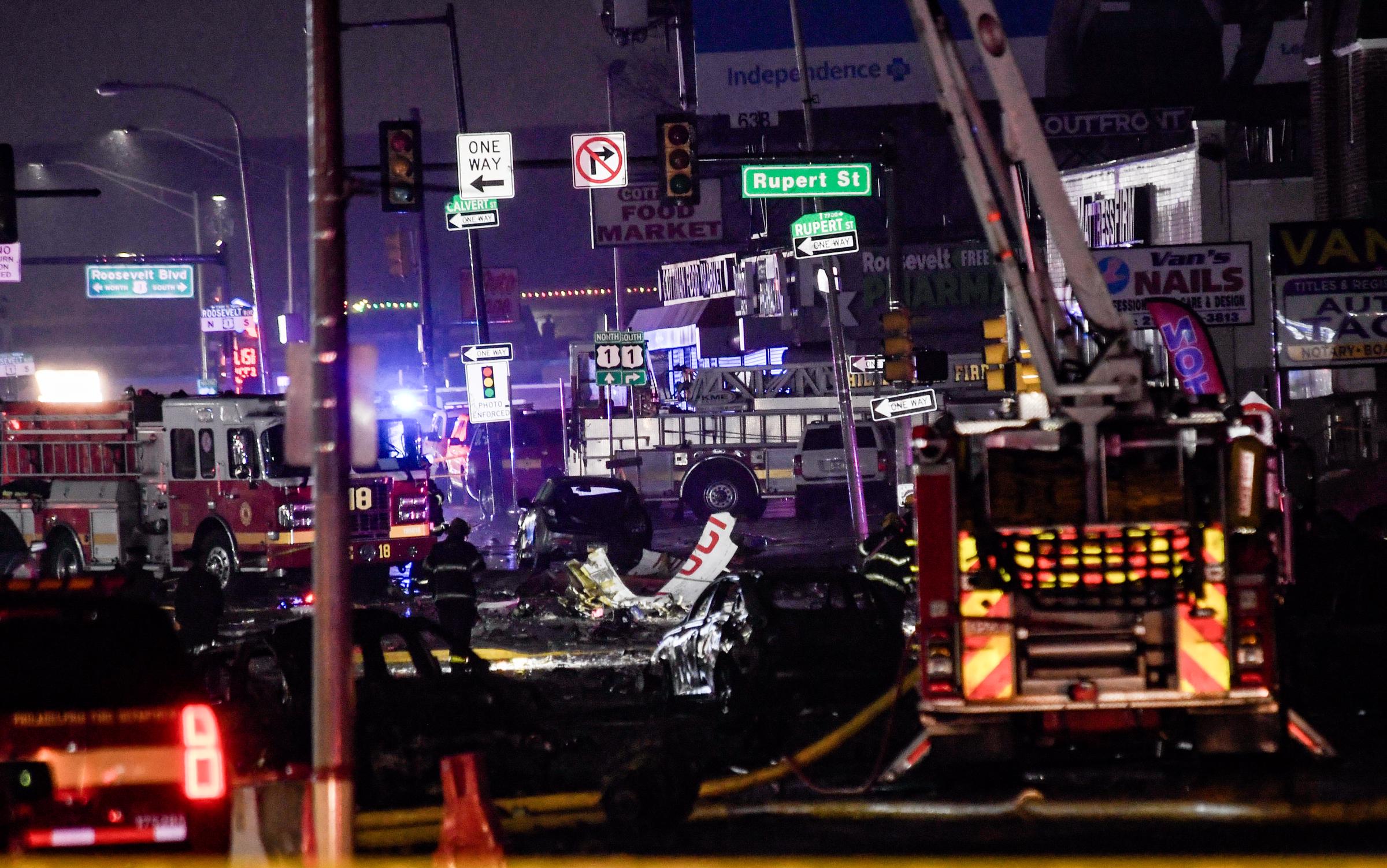 Einsatzkräfte reagieren auf einen Flugzeugabsturz in einem Viertel nahe der Cottman Avenue in Philadelphia, Pennsylvania, am 31. Januar 2025 | Quelle: Getty Images