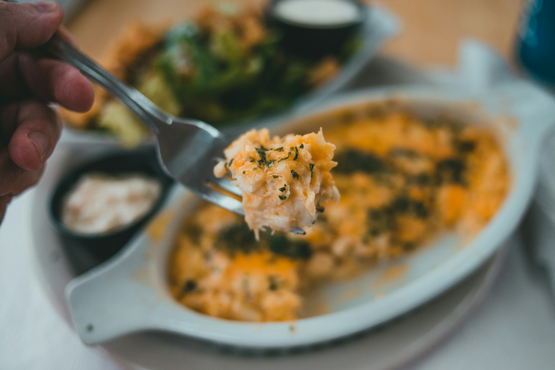 Eine Person beim Essen | Quelle: Unsplash