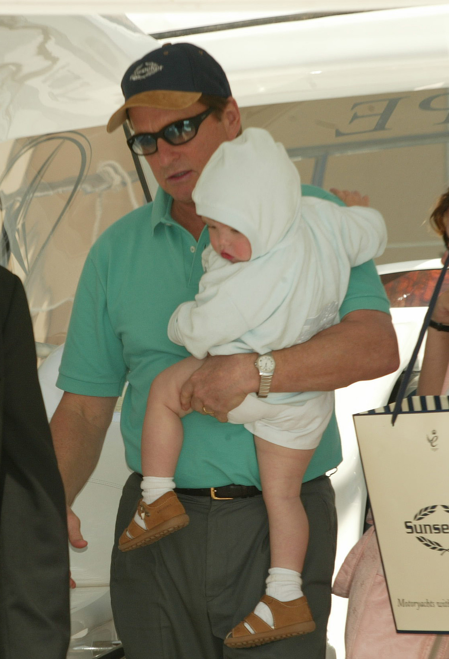 Michael Douglas und sein Sohn Dylan auf einem Boot bei der Laureus-Regatta im Jahr 2002 | Quelle: Getty Images