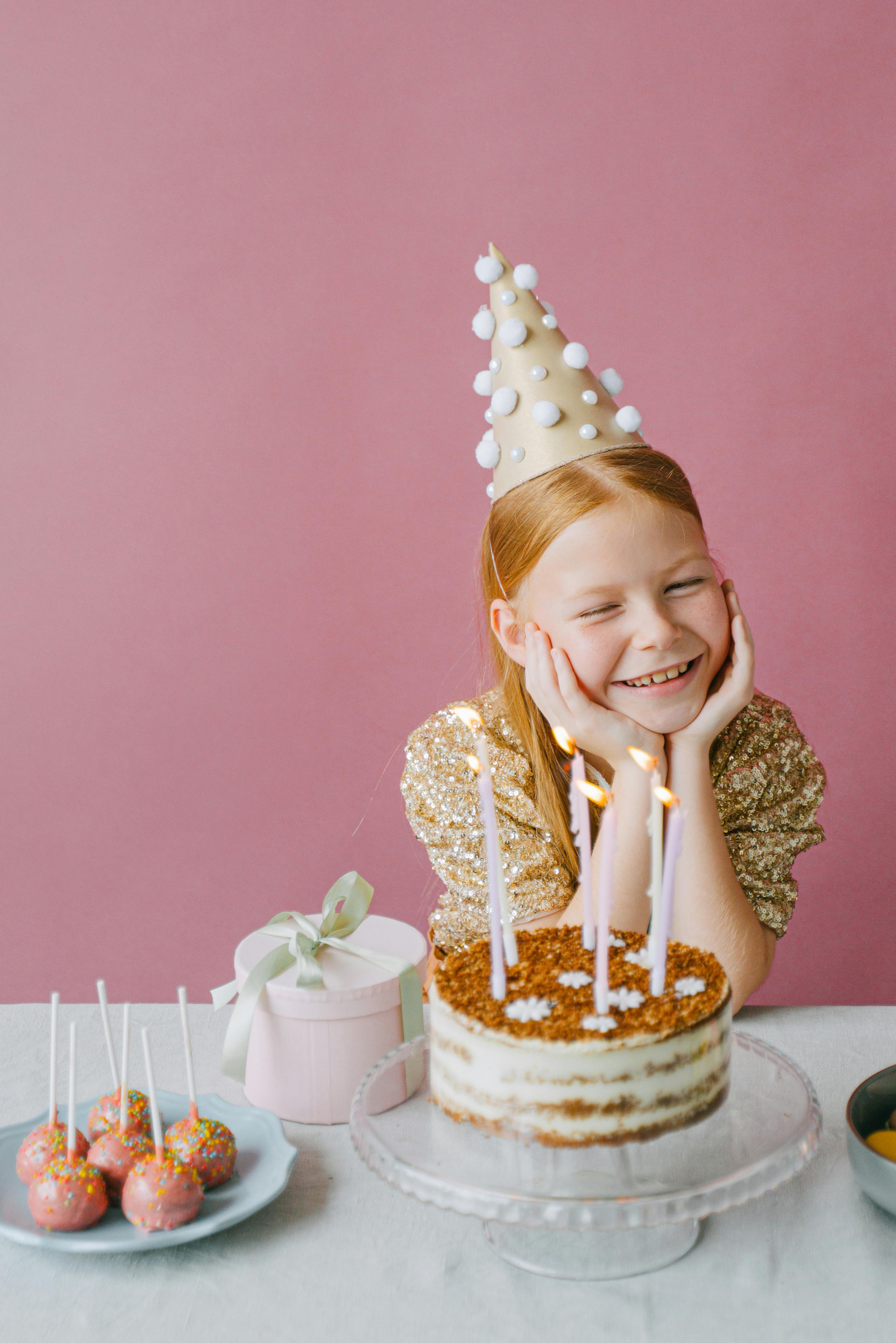 Ein kleines Mädchen, das seinen Geburtstag feiert | Quelle: Pexels
