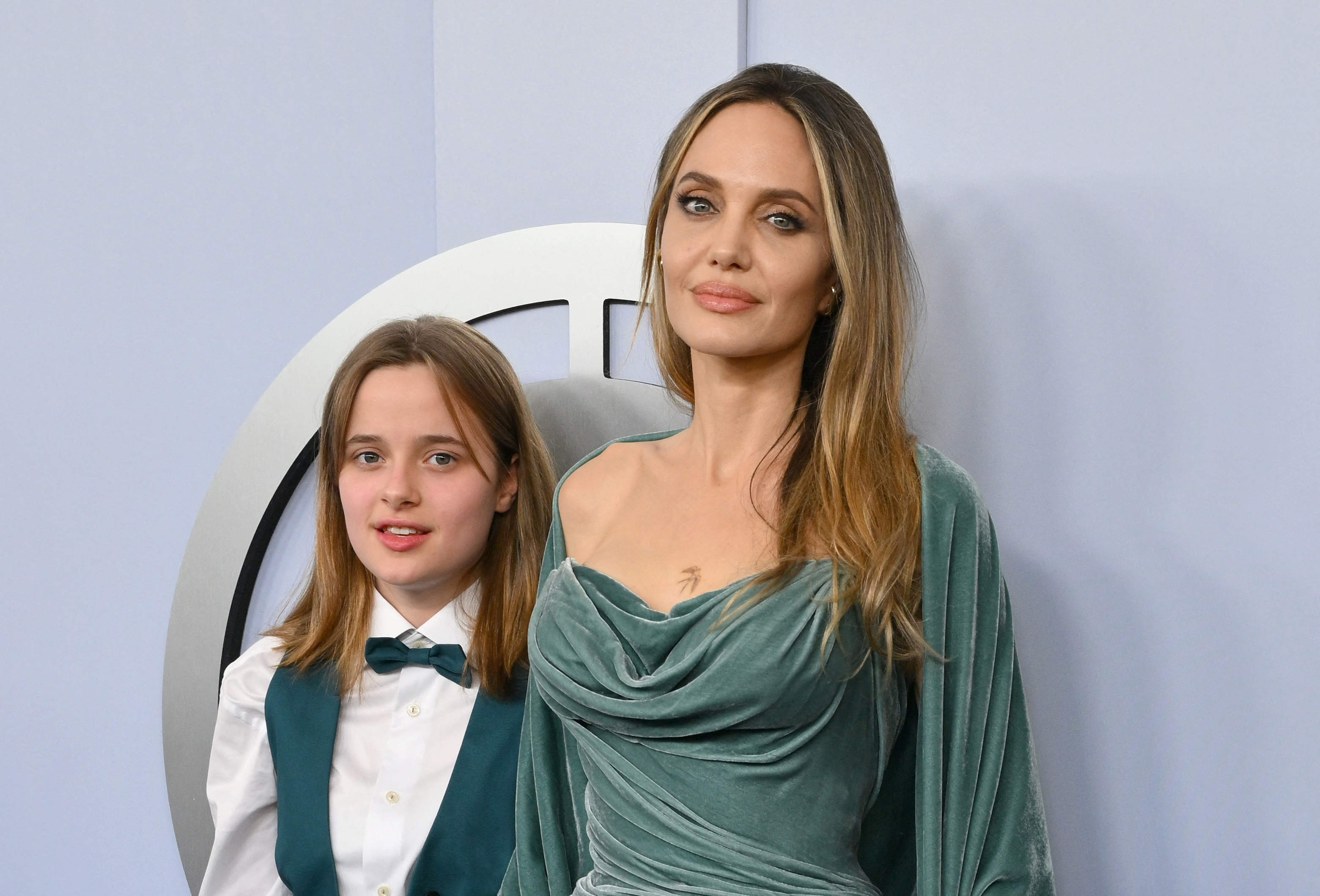 Angelina Jolie und ihre Tochter Vivienne Jolie-Pitt kommen am 16. Juni 2024 bei den 77. Tony Awards im Lincoln Center in New York an. | Quelle: Getty Images
