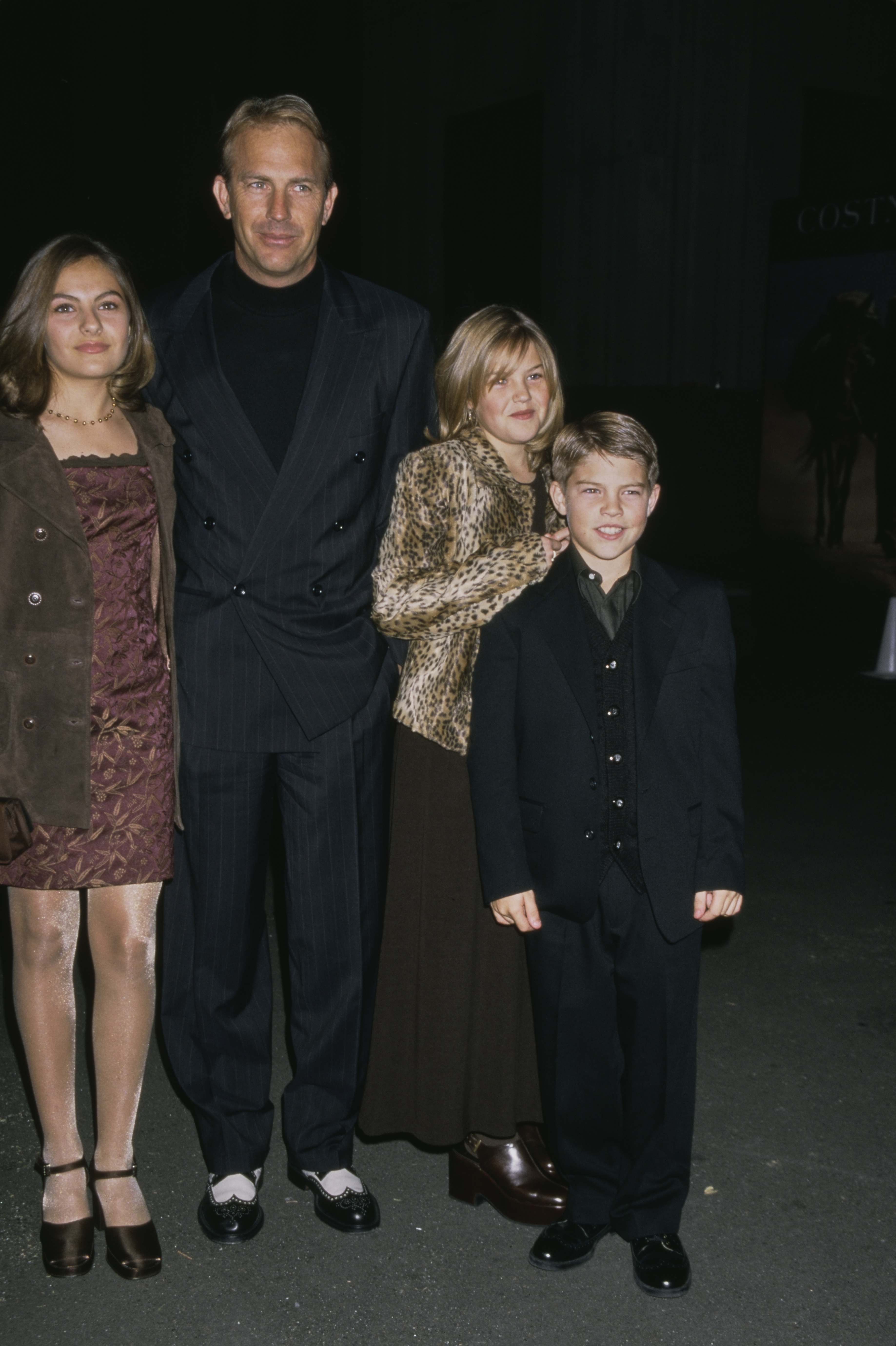 Kevin Costner mit seinen Kindern Lily, Annie und Joe bei der Premiere von "The Postman" in Los Angeles 1997 | Quelle: Getty Images