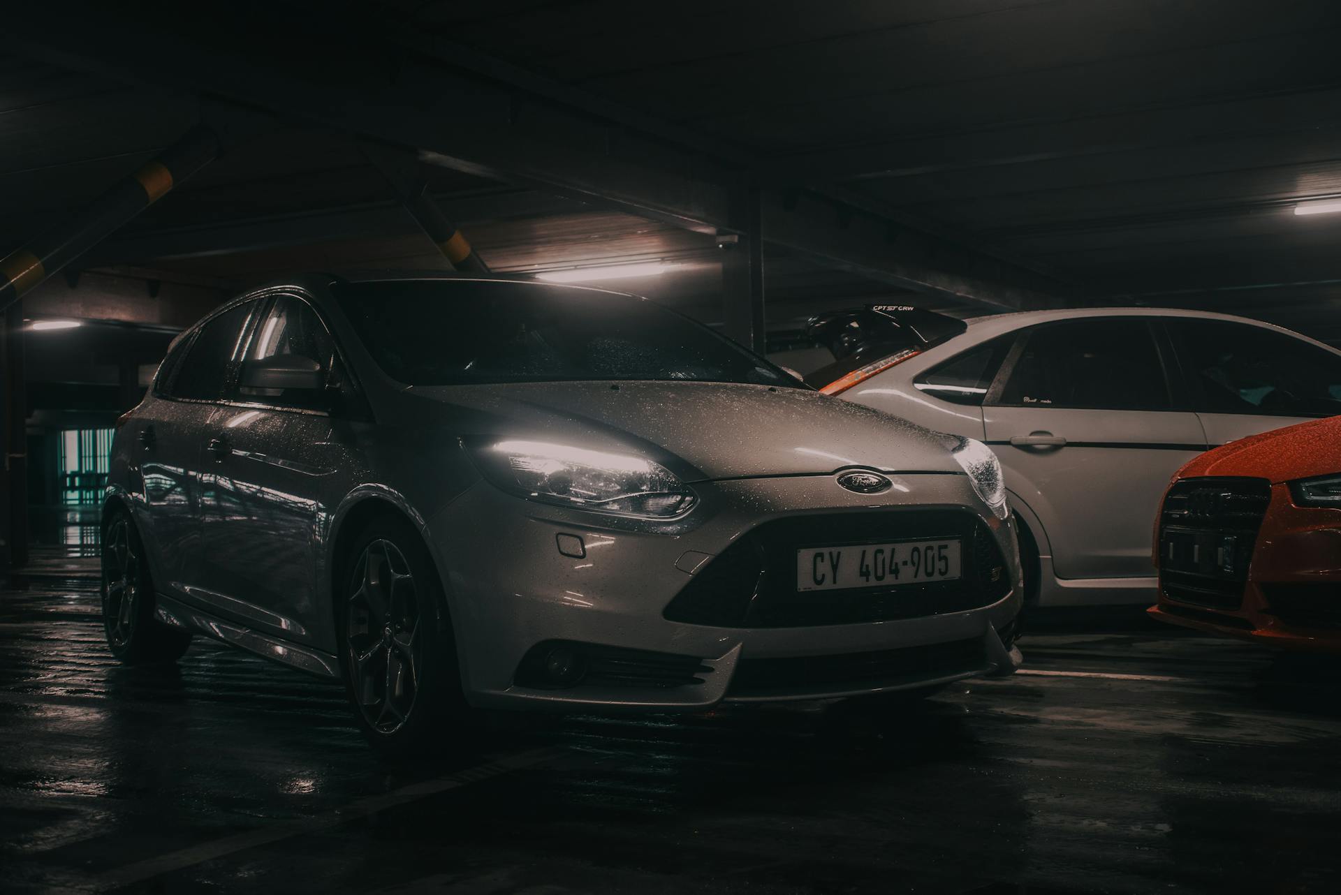 Autos auf einem Parkplatz | Quelle: Pexels