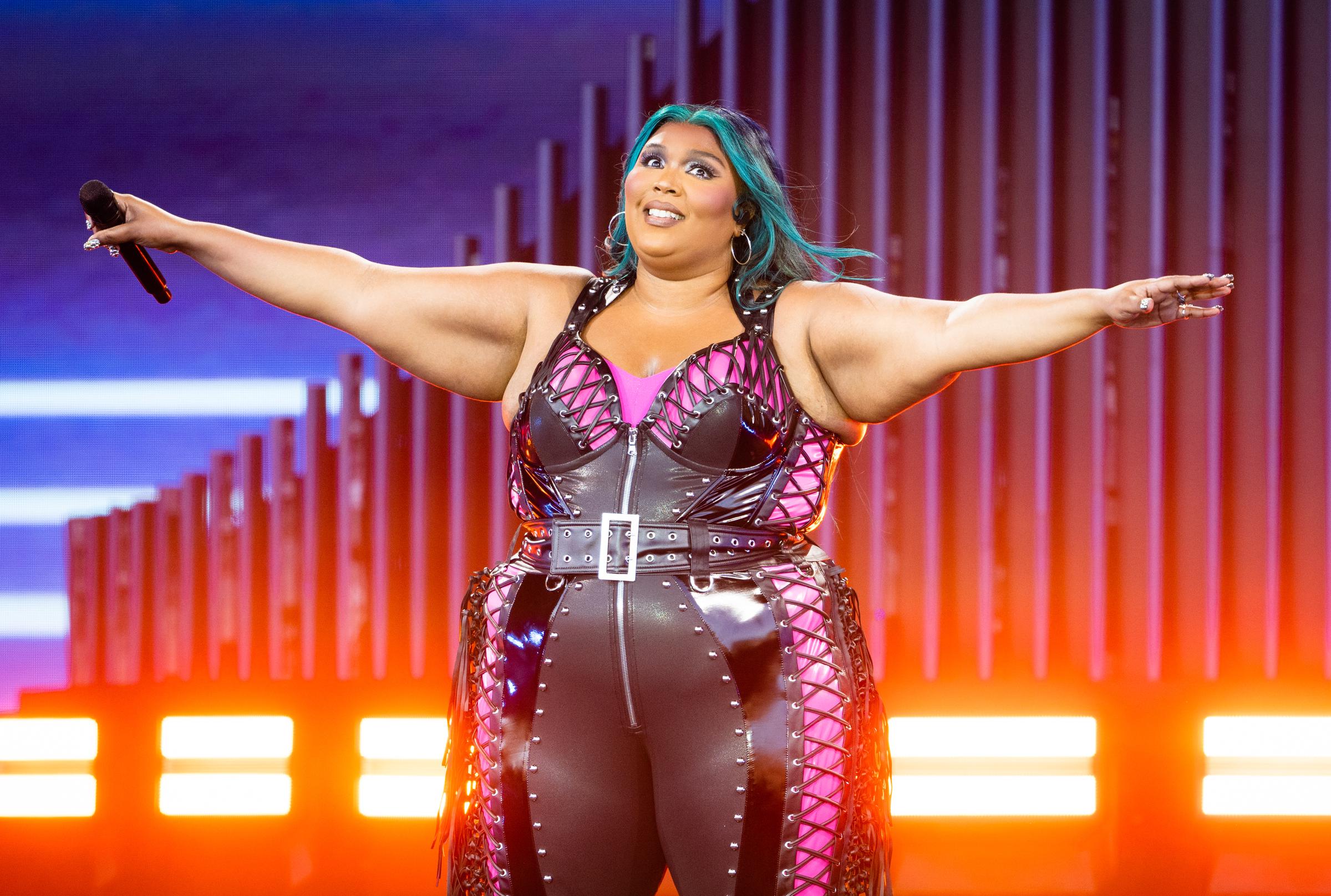 Lizzo beim Auftritt an Tag 4 des Glastonbury Festivals in Somerset, England am 24. Juni 2023. | Quelle: Getty Images