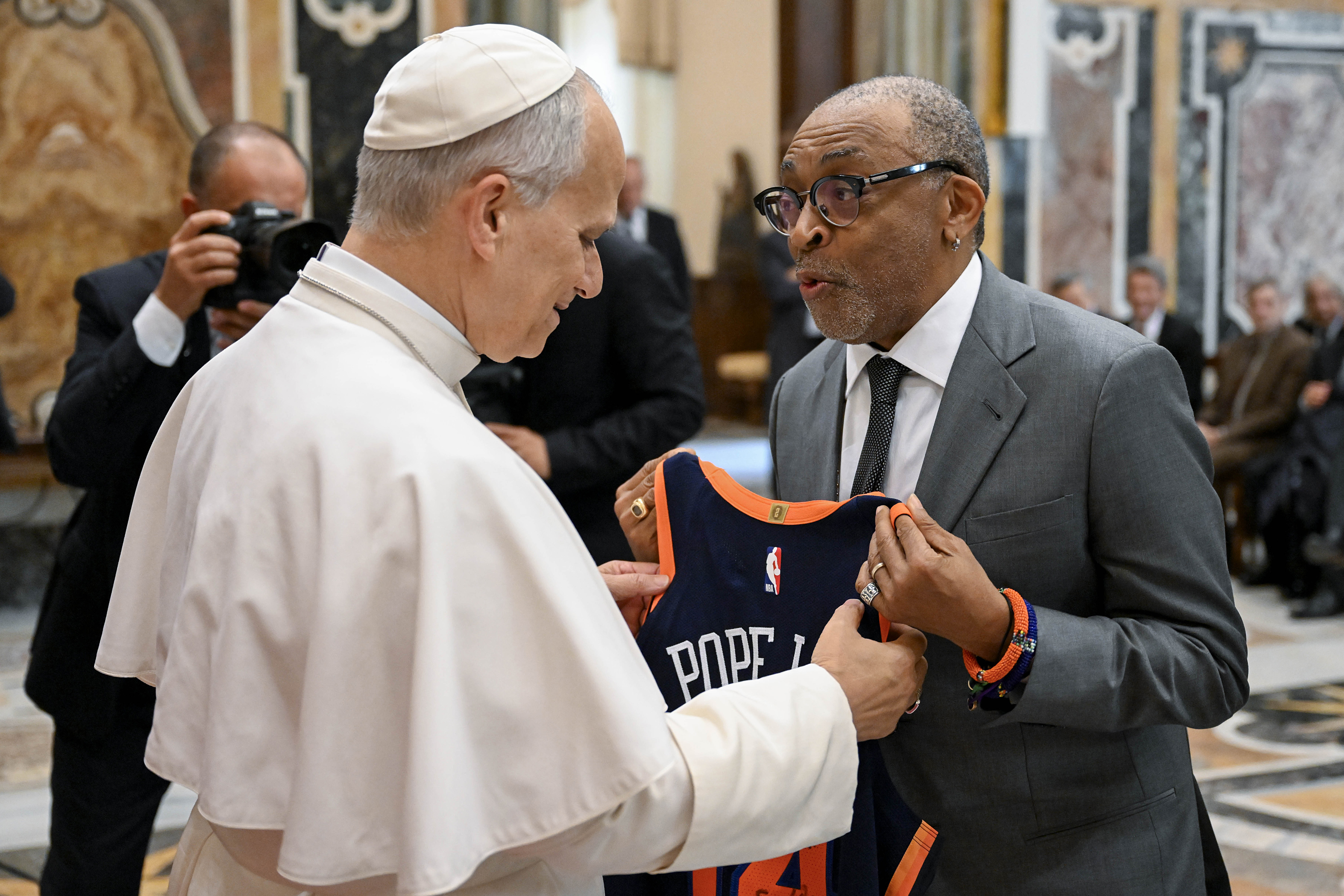Papst Leo XIV. begrüßt Spike Lee während einer Audienz mit der Filmindustrie in der Sala Clementina des Apostolischen Palastes am 15. November 2025 in Vatikanstadt, Vatikan. | Quelle: Getty Images