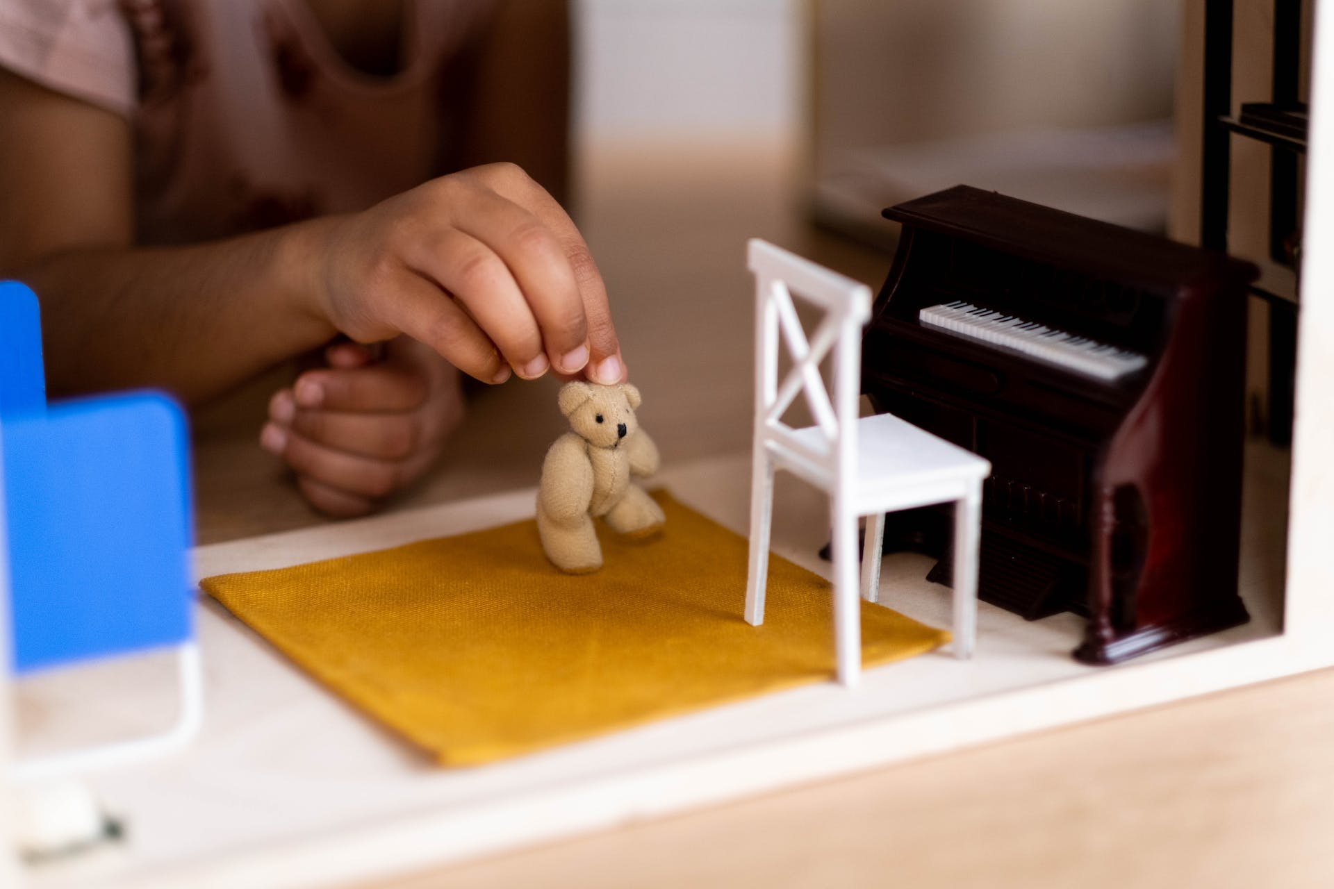 Kind spielt mit Puppenhaus | Quelle: Pexels