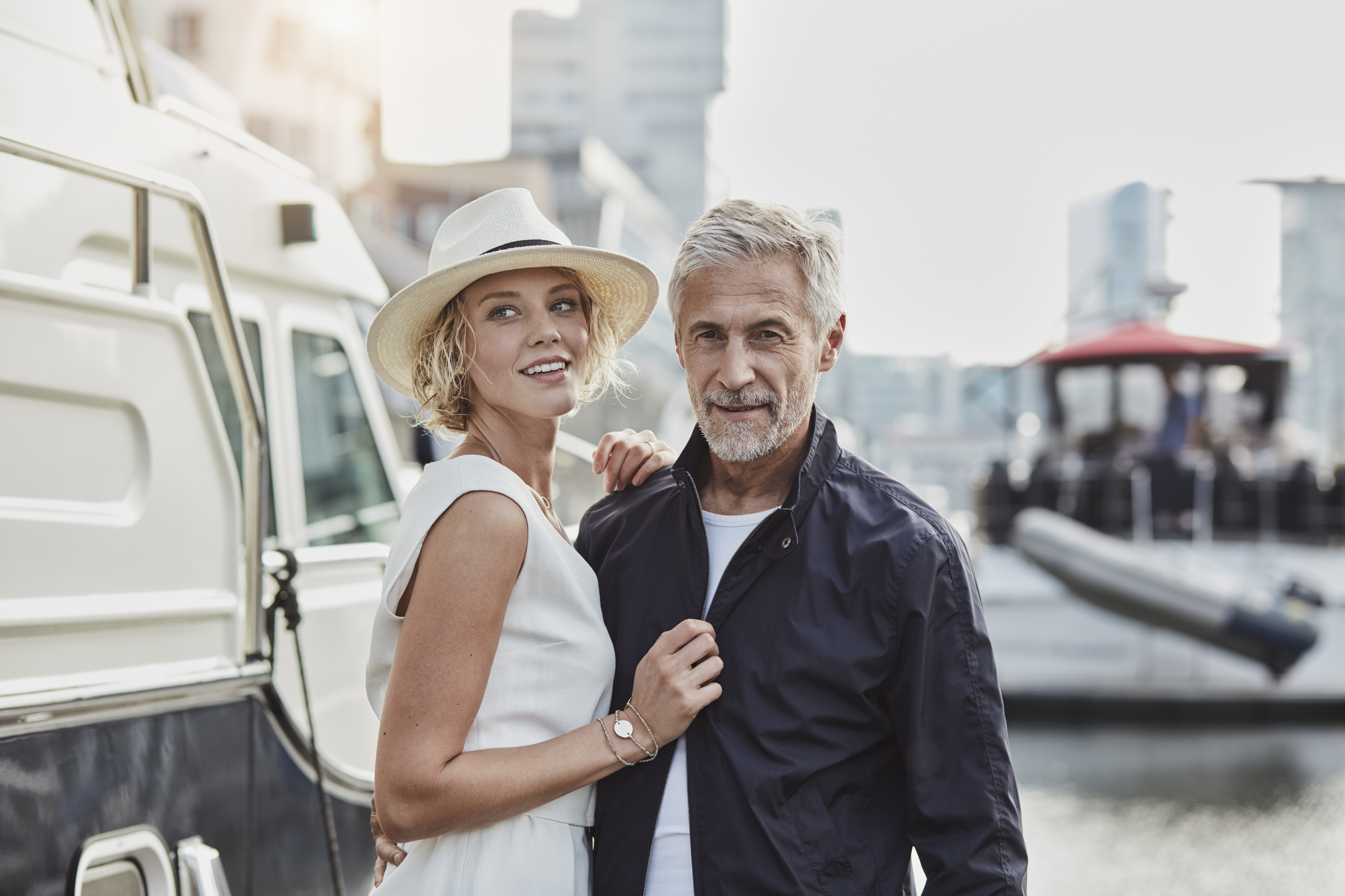 Älterer Mann und junge Frau in einem Yachthafen neben einer Yacht | Quelle: Getty Images