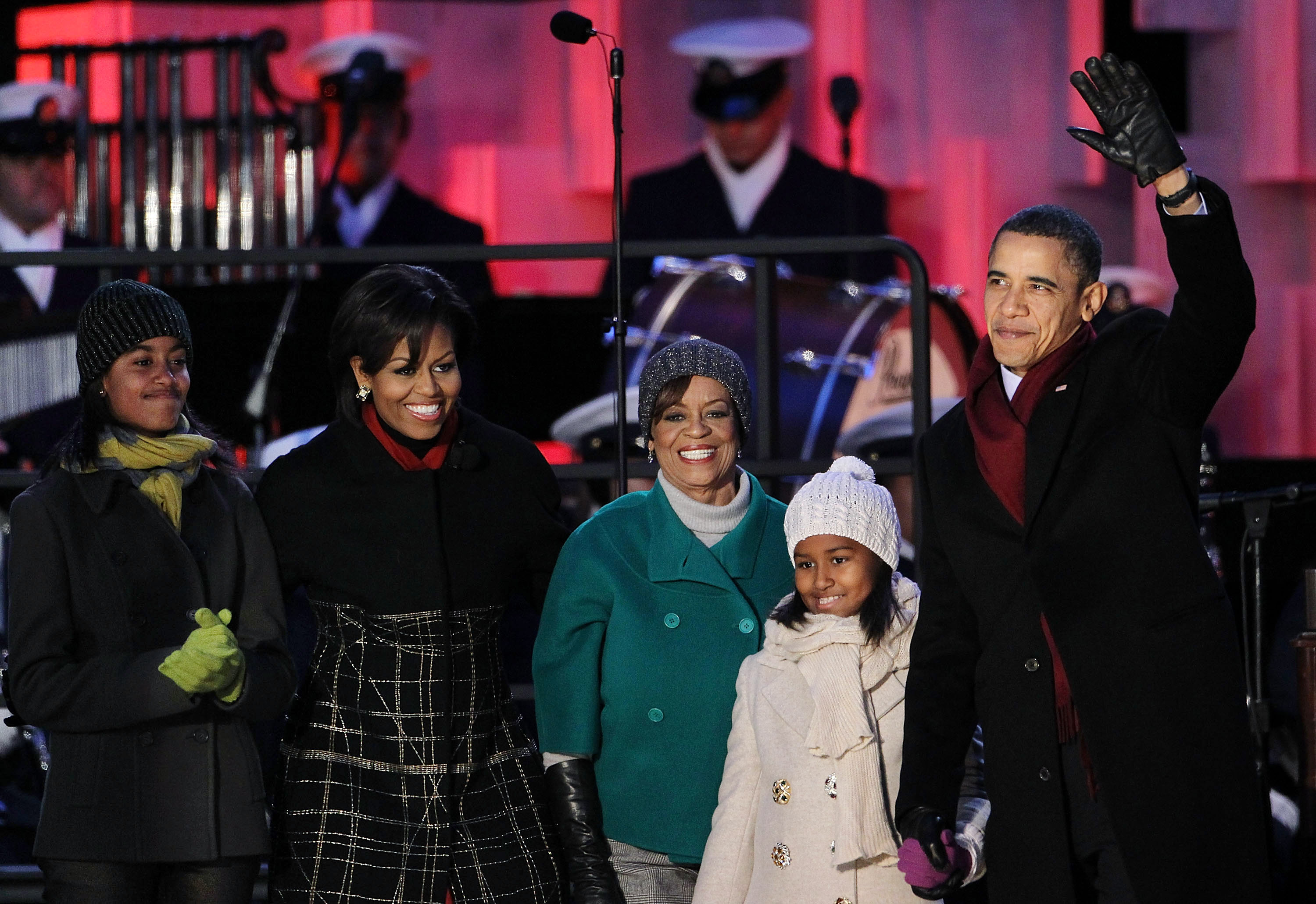 Marian wurde oft als eine beständige Stütze für Michelle, Barack, Sasha und Malia in einer Zeit beschrieben, die durch die Politik grundlegend geprägt war. Ihre Rolle als „erste Großmutter“ des Landes machte sie sehr beliebt, während sie sich weiterhin im Hintergrund hielt. | Quelle: Getty Images