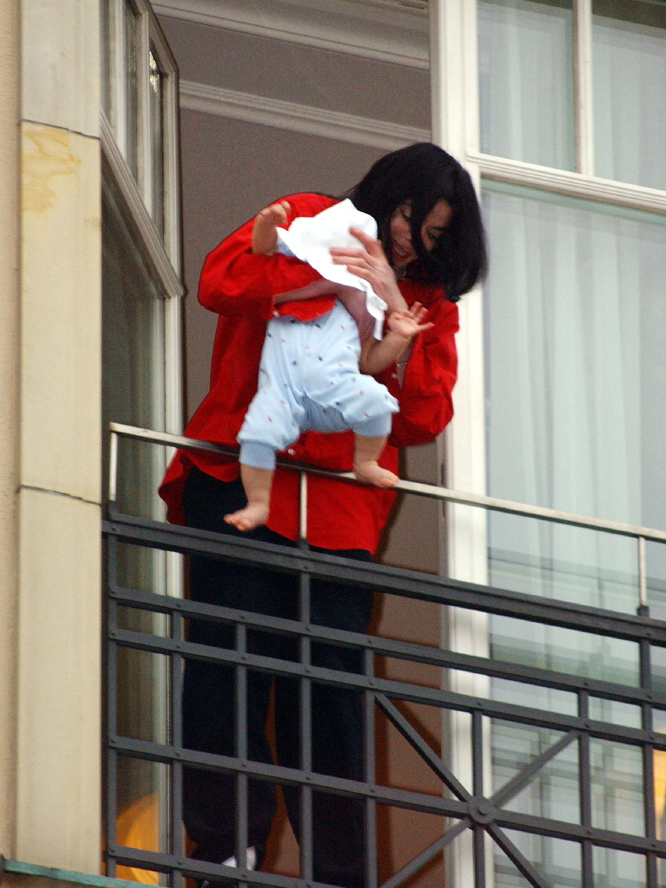 Michael Jackson hält seinen acht Monate alten Sohn Prince Michael II auf dem Balkon des Adlon Hotels in Berlin, Deutschland, am 19. November 2002 | Quelle: Getty Images