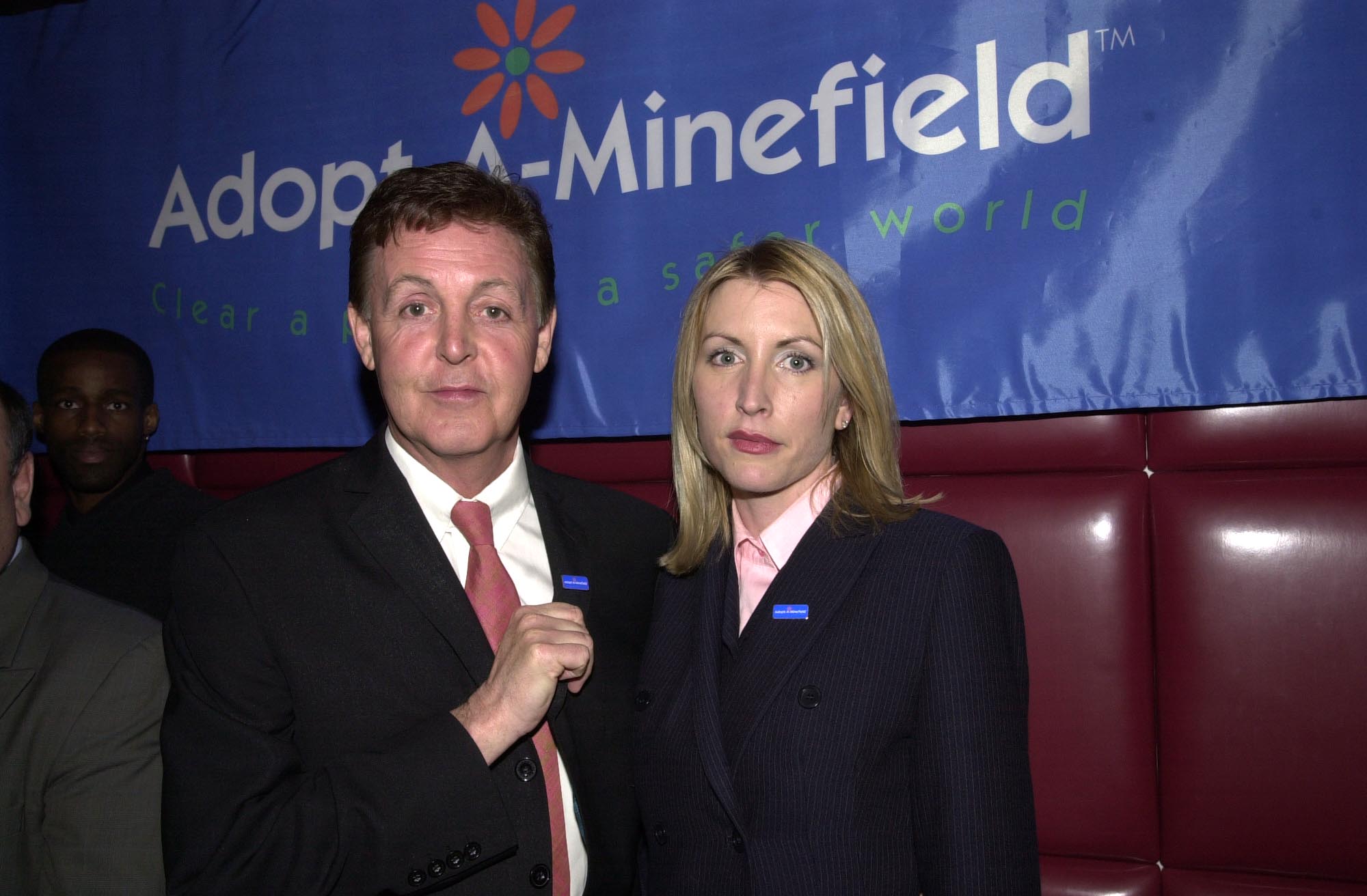 Paul McCartney und Heather Mills bei der Benefizveranstaltung "Adopt A Minefield" am 20. April 2001 | Quelle: Getty Images