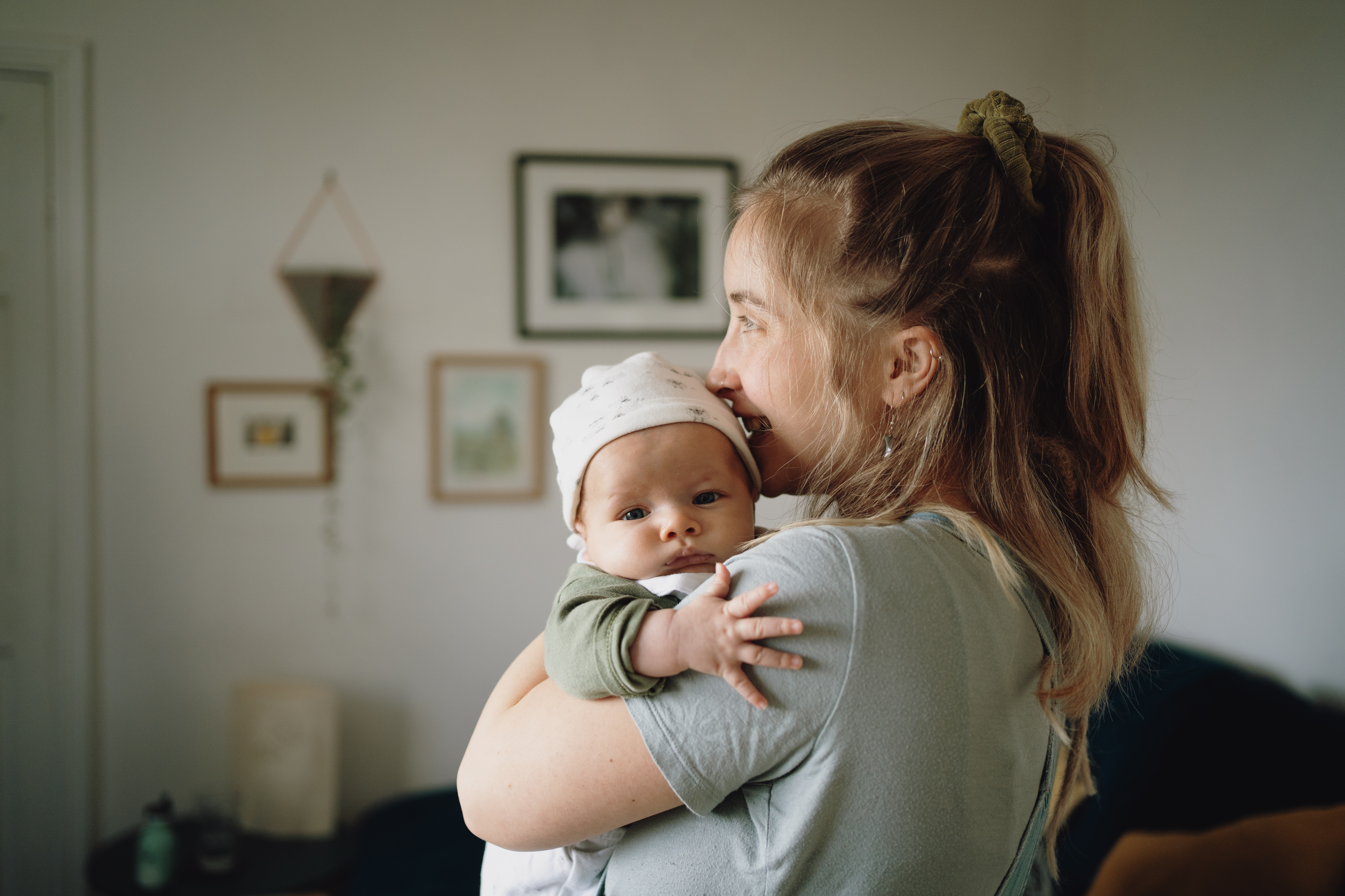 Eine glückliche Frau, die ihr Baby im Arm hält | Quelle: Getty Images