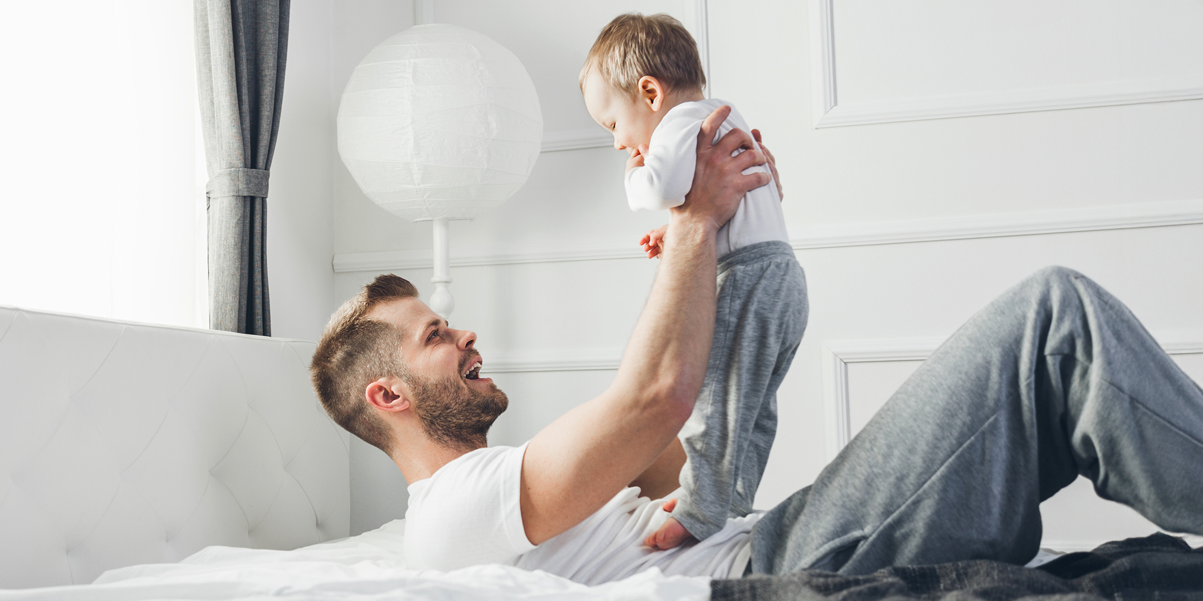 Ein Vater spielt mit seinem Sohn | Quelle: Shutterstock