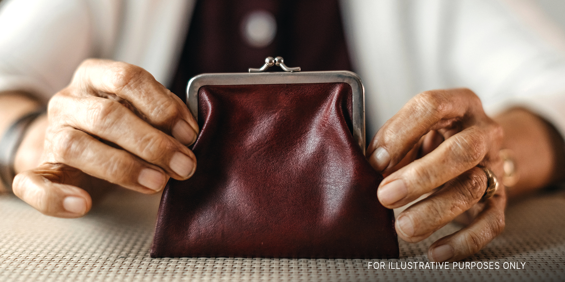 Frau hält eine Brieftasche | Quelle: Getty Images