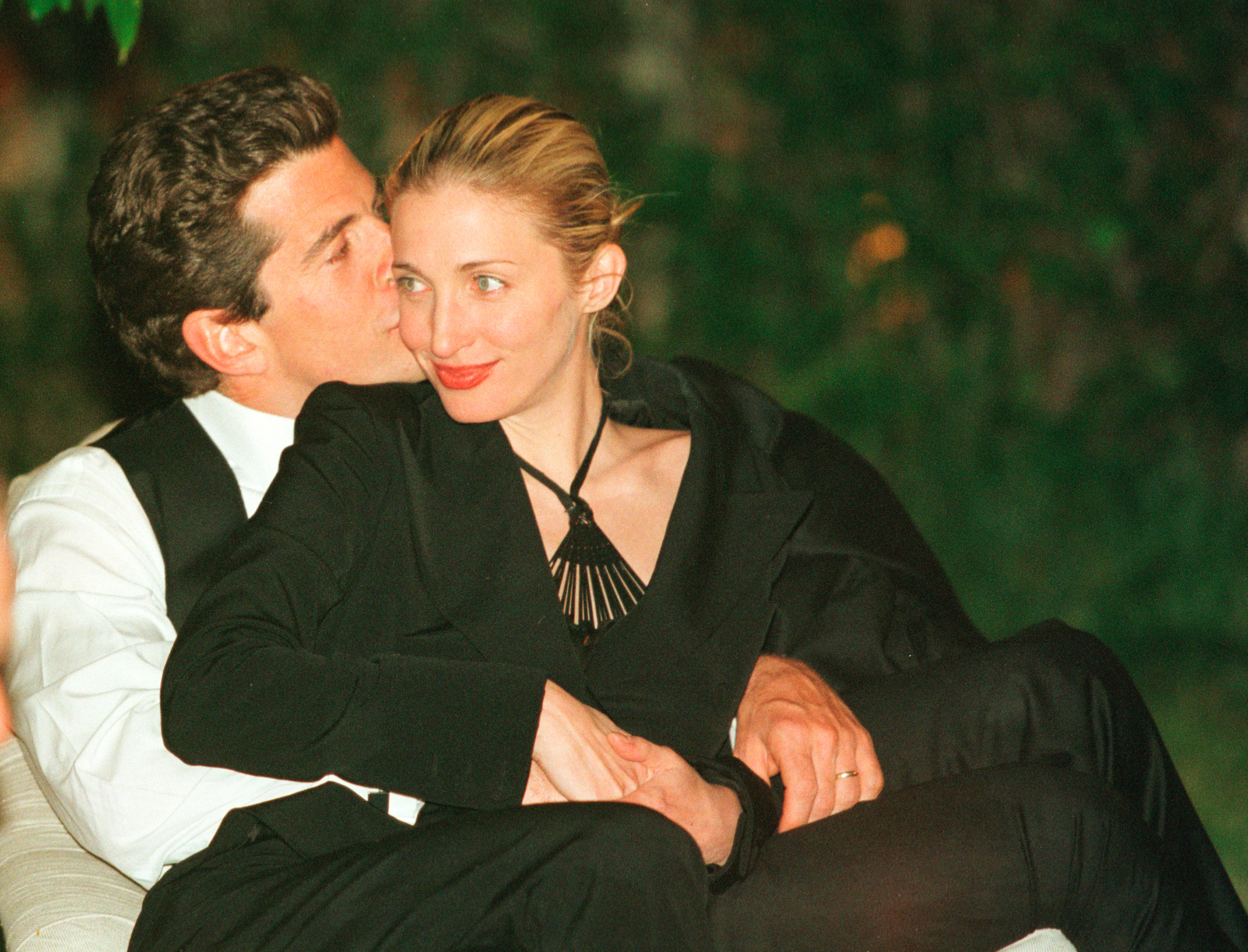 John F. Kennedy Jr. drückt Carolyn Bessette beim jährlichen White House Correspondents Dinner am 1. Mai 1999 in Washington, D.C. einen Kuss auf die Wange | Quelle: Getty Images