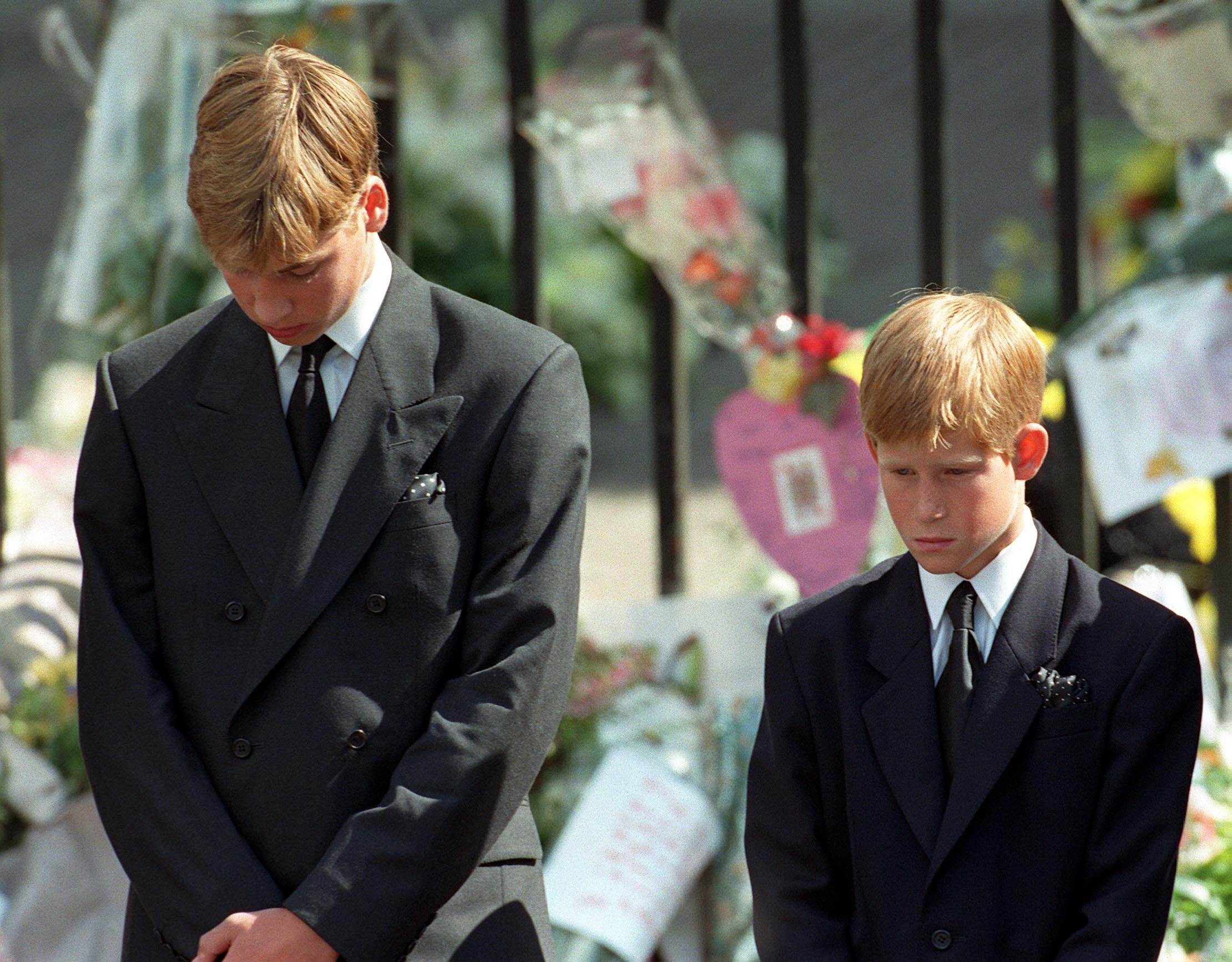 Prinz William und Prinz Harry halten ein Trauerprogramm in der Westminster Abbey für die Beerdigung von Diana, Prinzessin von Wales | Quelle: Getty Images