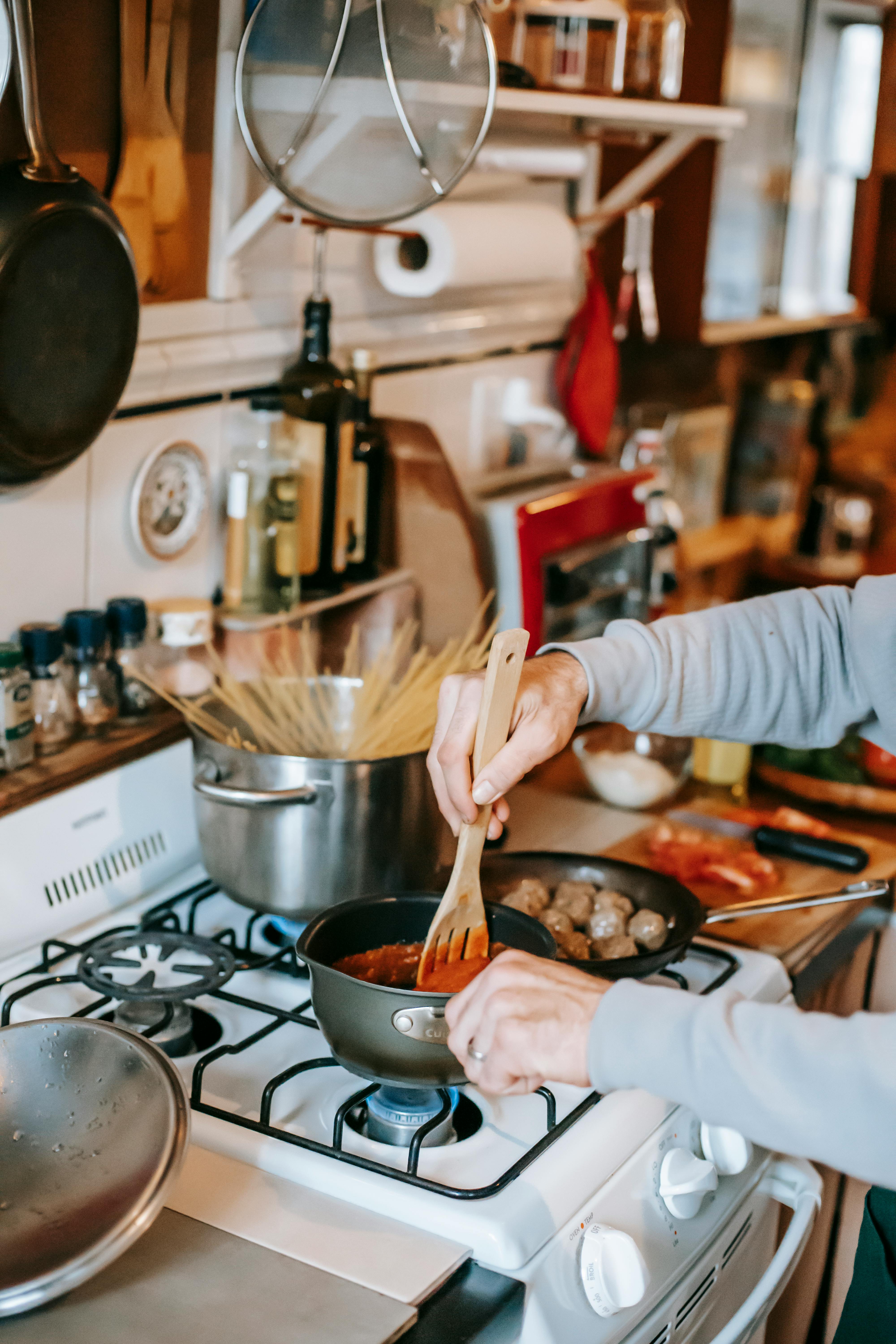 Eine Person beim Kochen | Quelle: Pexels