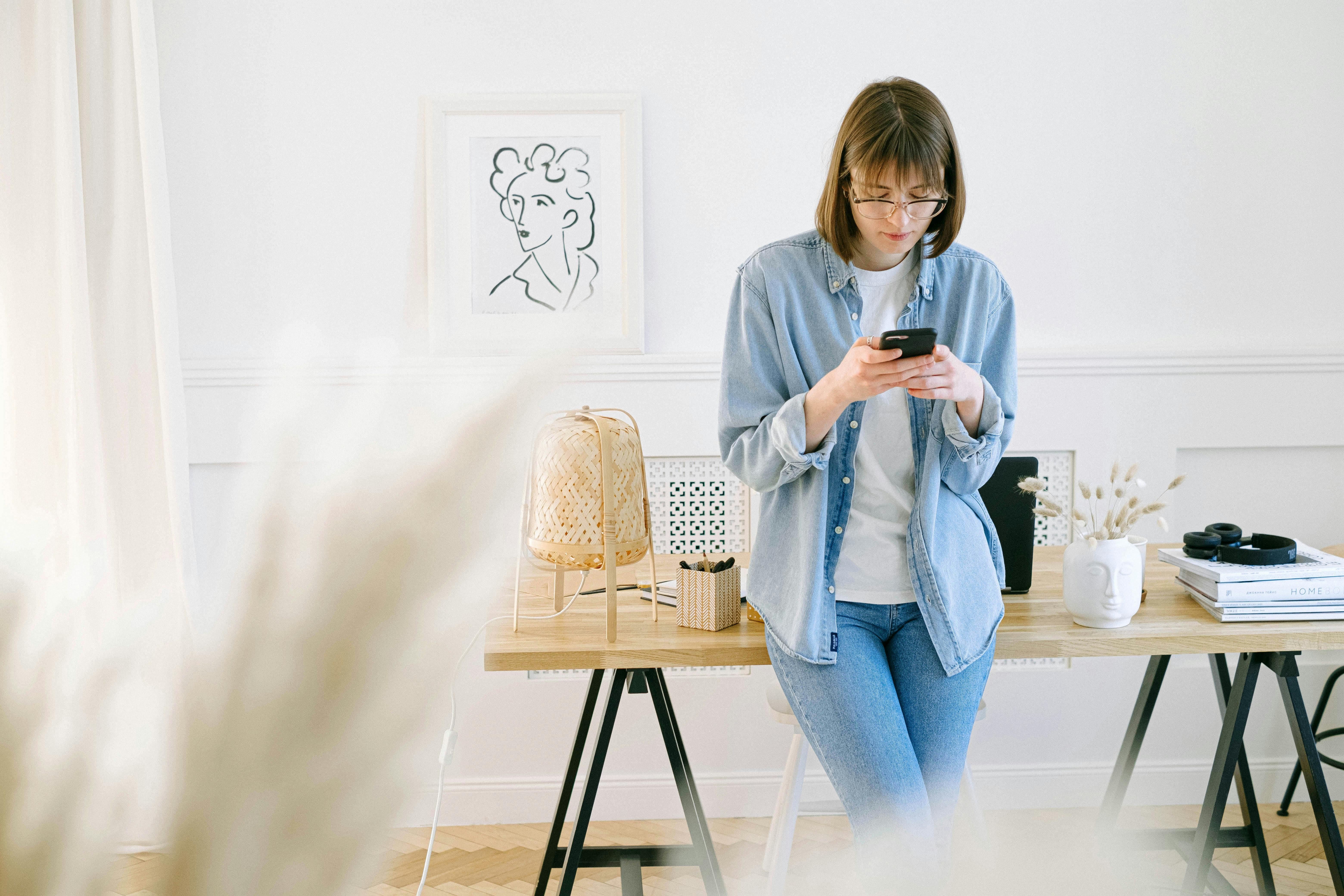 Frau, die eine SMS auf ihrem Handy schreibt | Quelle: Pexels